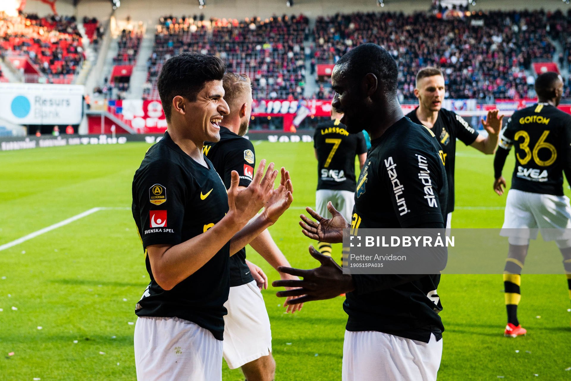 s Tarik Elyounoussi jublar