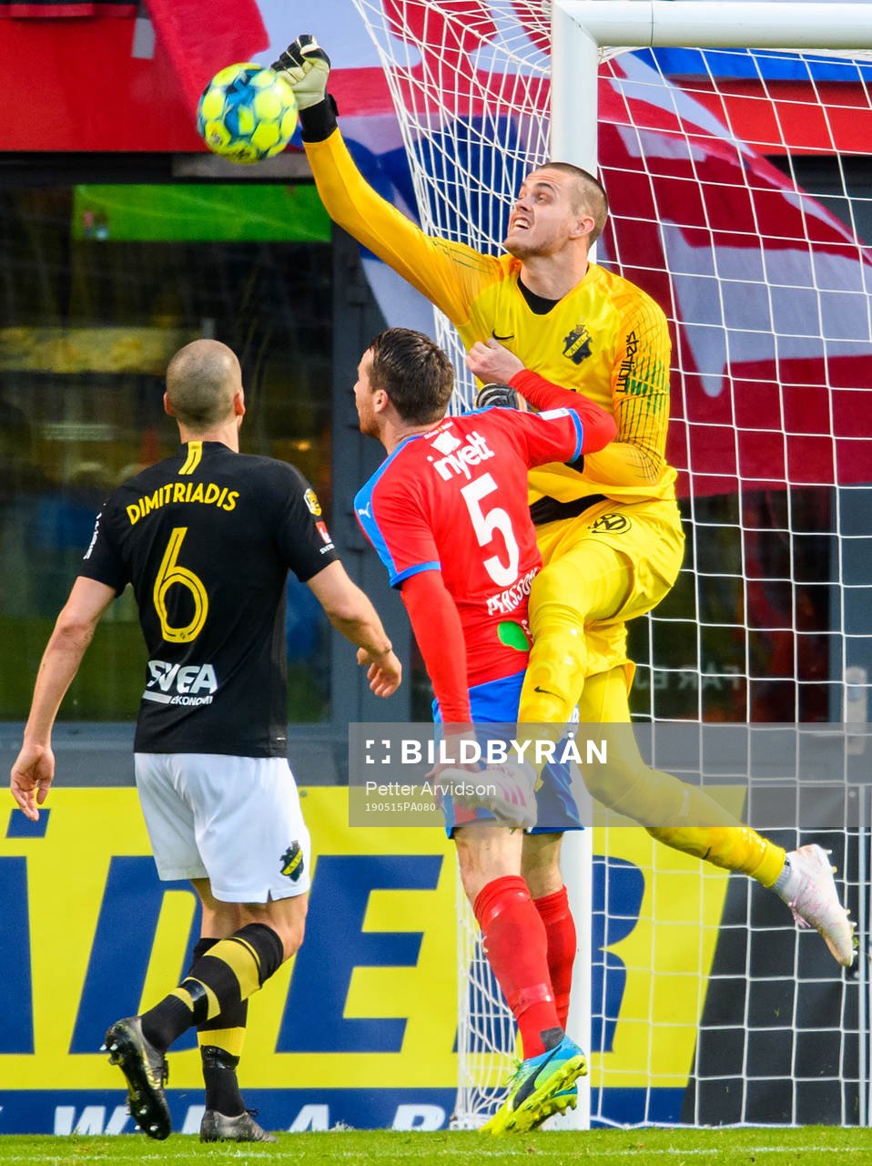 s målvakt Oscar Linnér boxar undan framför Helsingborgs