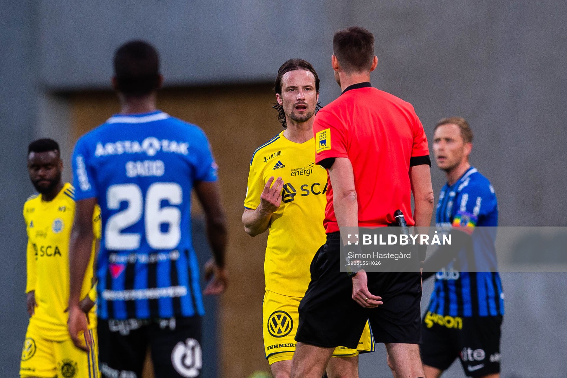 Sundsvalls Linus Hallenius i samtal med domaren
