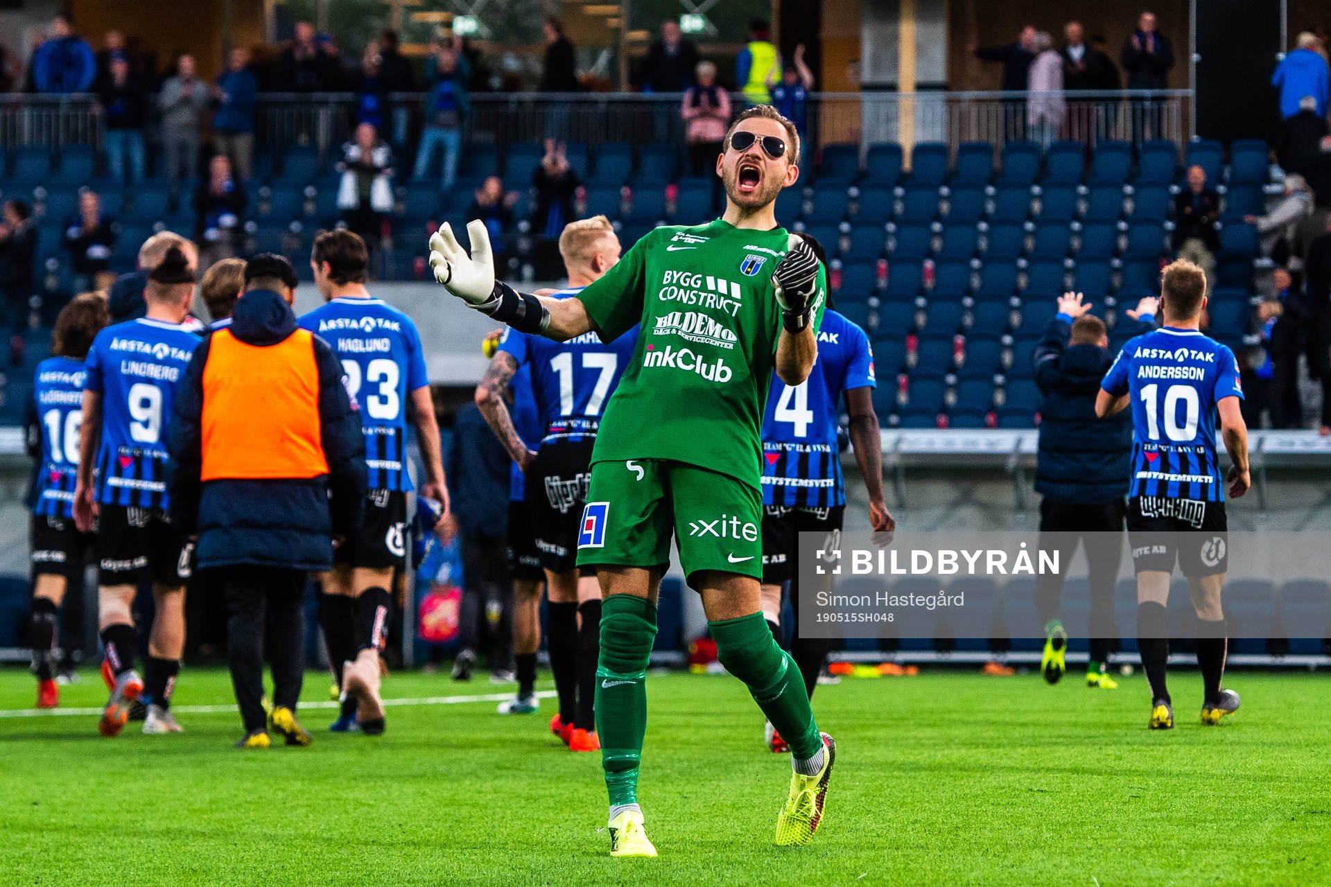 Sirius målvakt John Alvbåge jublar