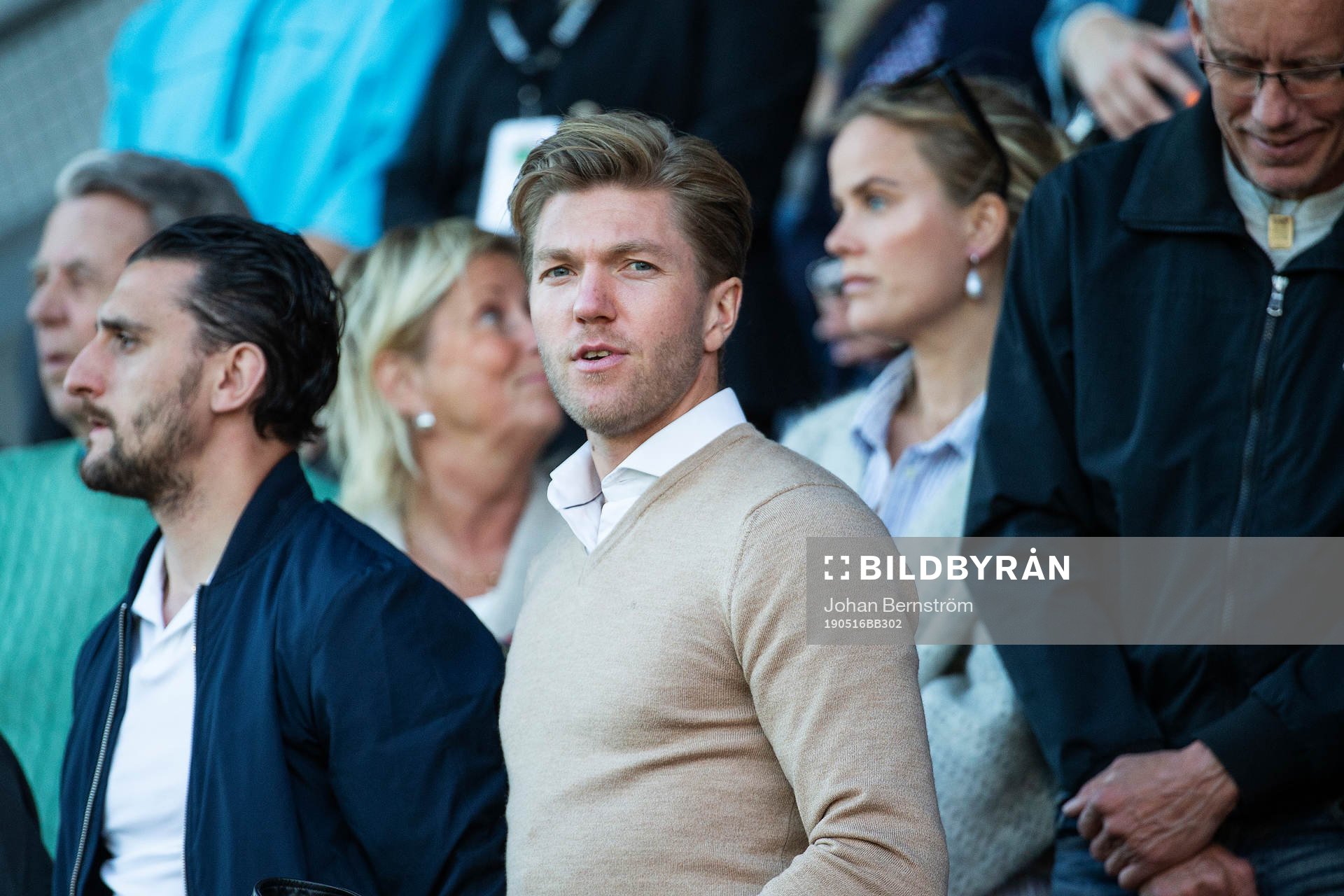 Örebros Agon Mehmeti och Martin Broberg på läktaren