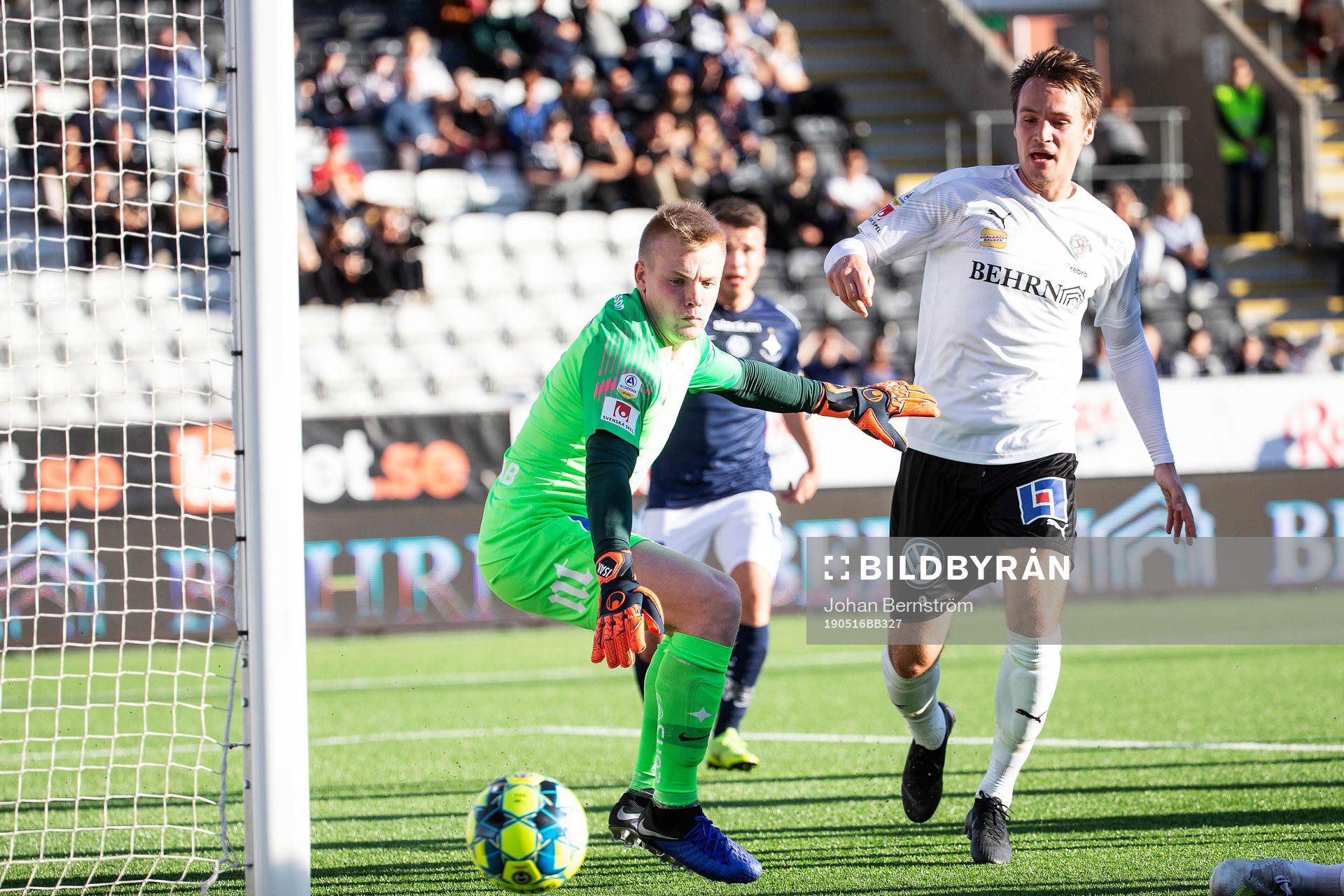 Örebros Viktor Prodell och IFK Norrköpings målvakt Isak