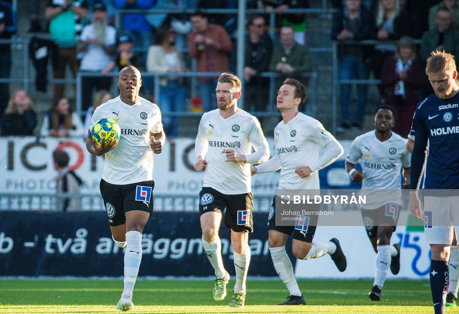 Örebros Carlos Strandberg jublar