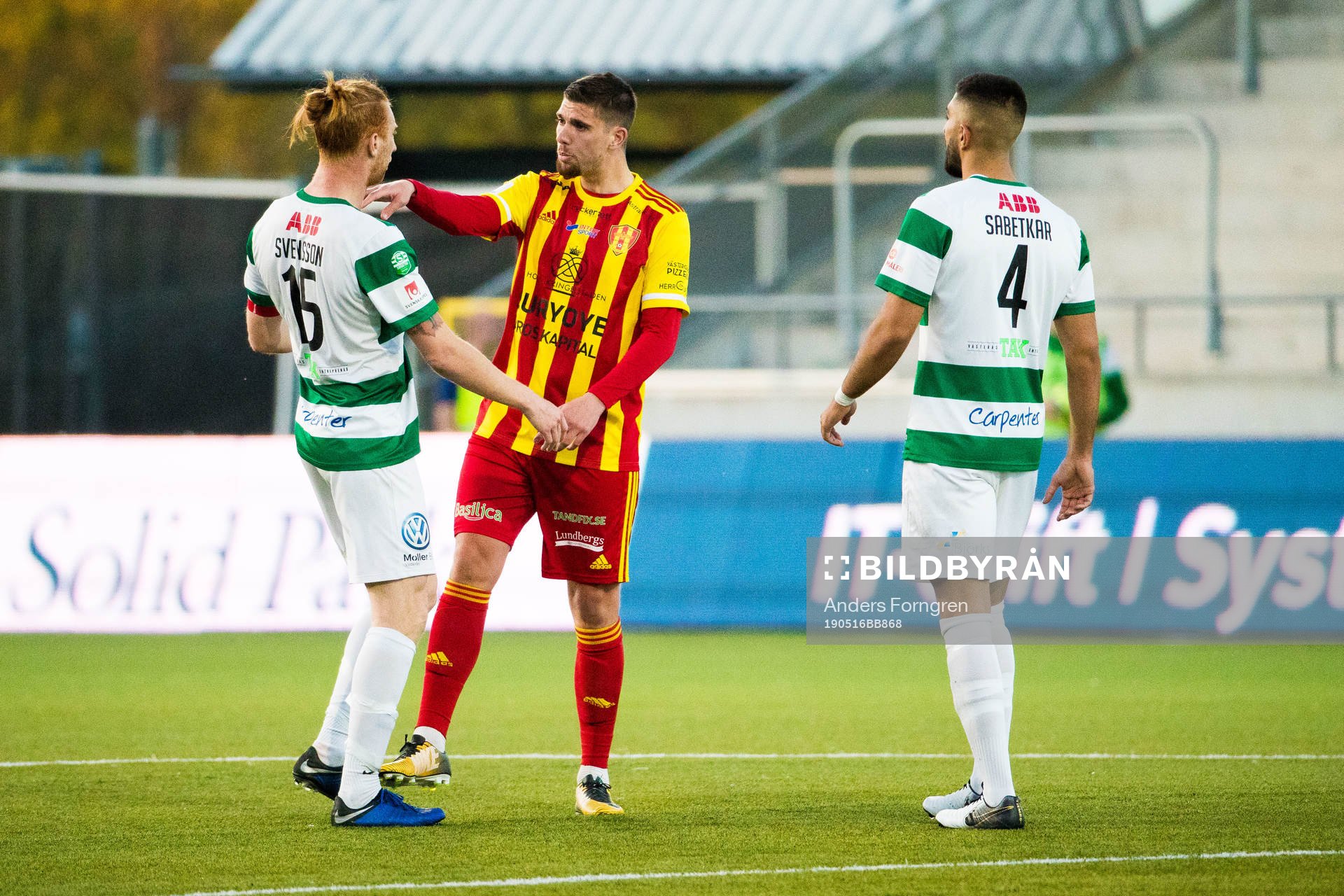 Västerås Calle Svensson och Sean Sabetkar mot Syrianskas Steven Franck Ribery under fotbollsmatchen i Superettan mellan Västerås och Syrianska den 16 maj 2019 i Västerås.