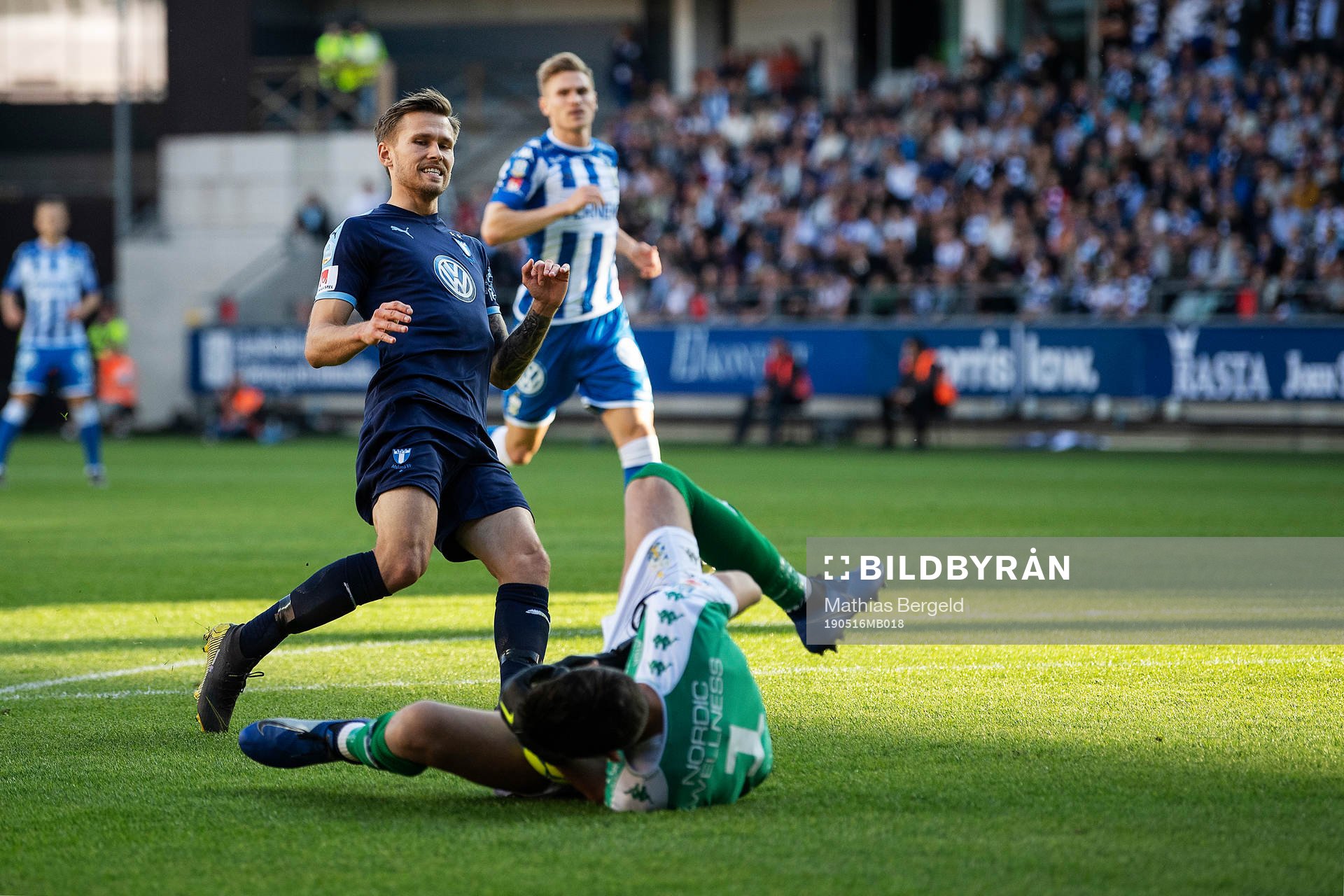 IFK Göteborgs målvakt Giannis Anestis räddar framför