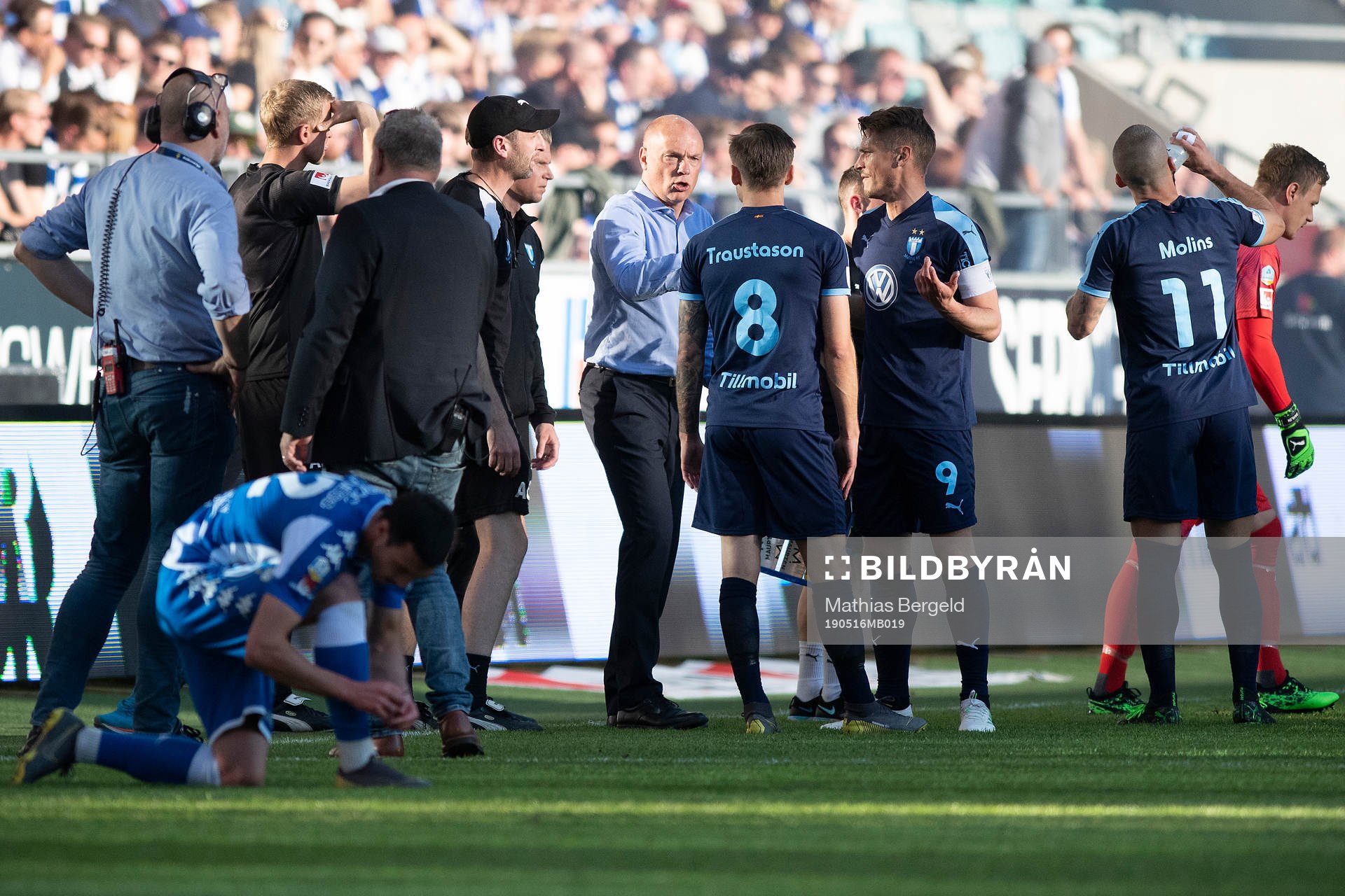 Malmö FFs tränare Uwe Rösler talar med spelarna