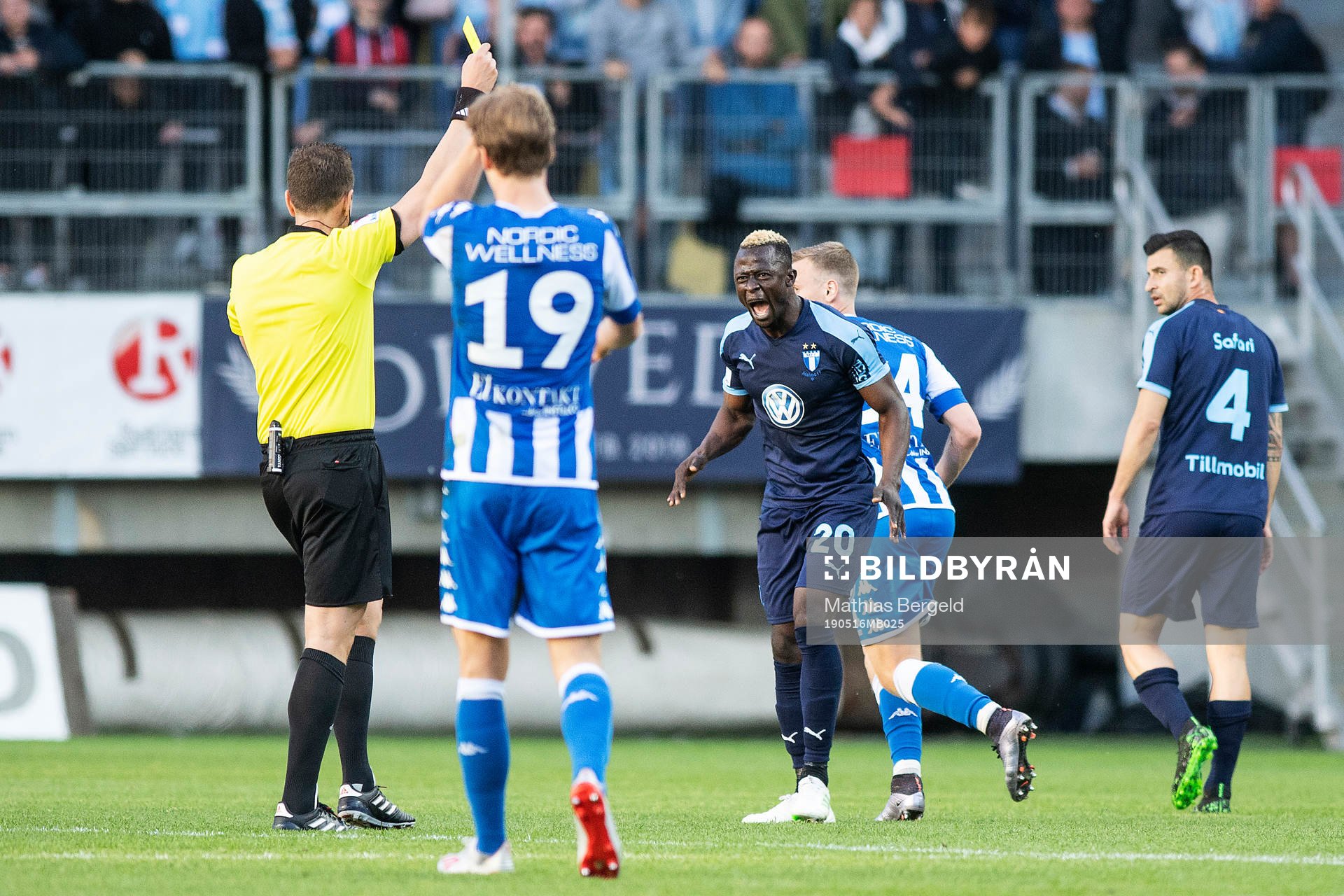 Malmö FFs reagerar när han tilldelas ett gult kort av