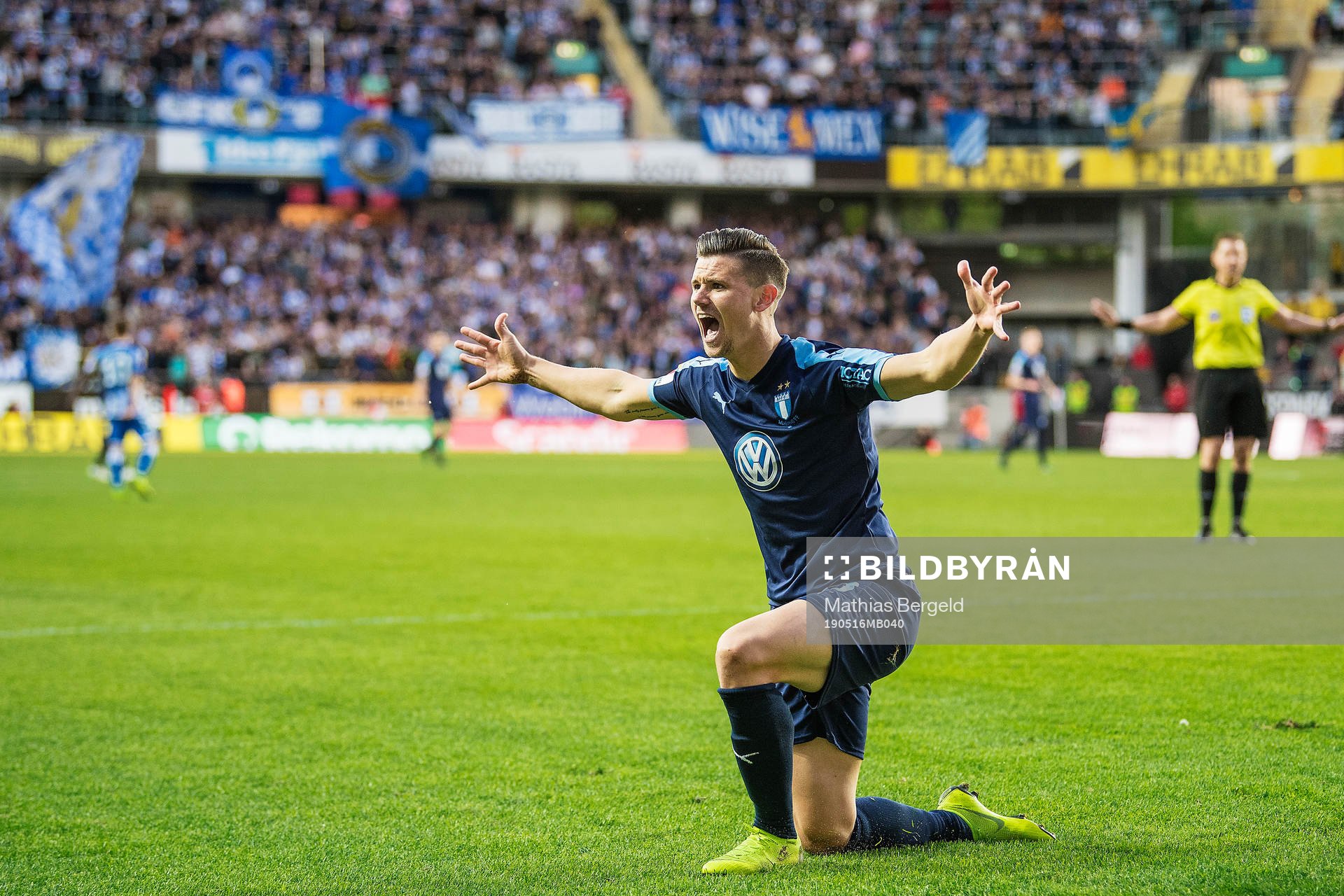 Malmö FFs Marcus Antonsson reagerar mot domaren och vill