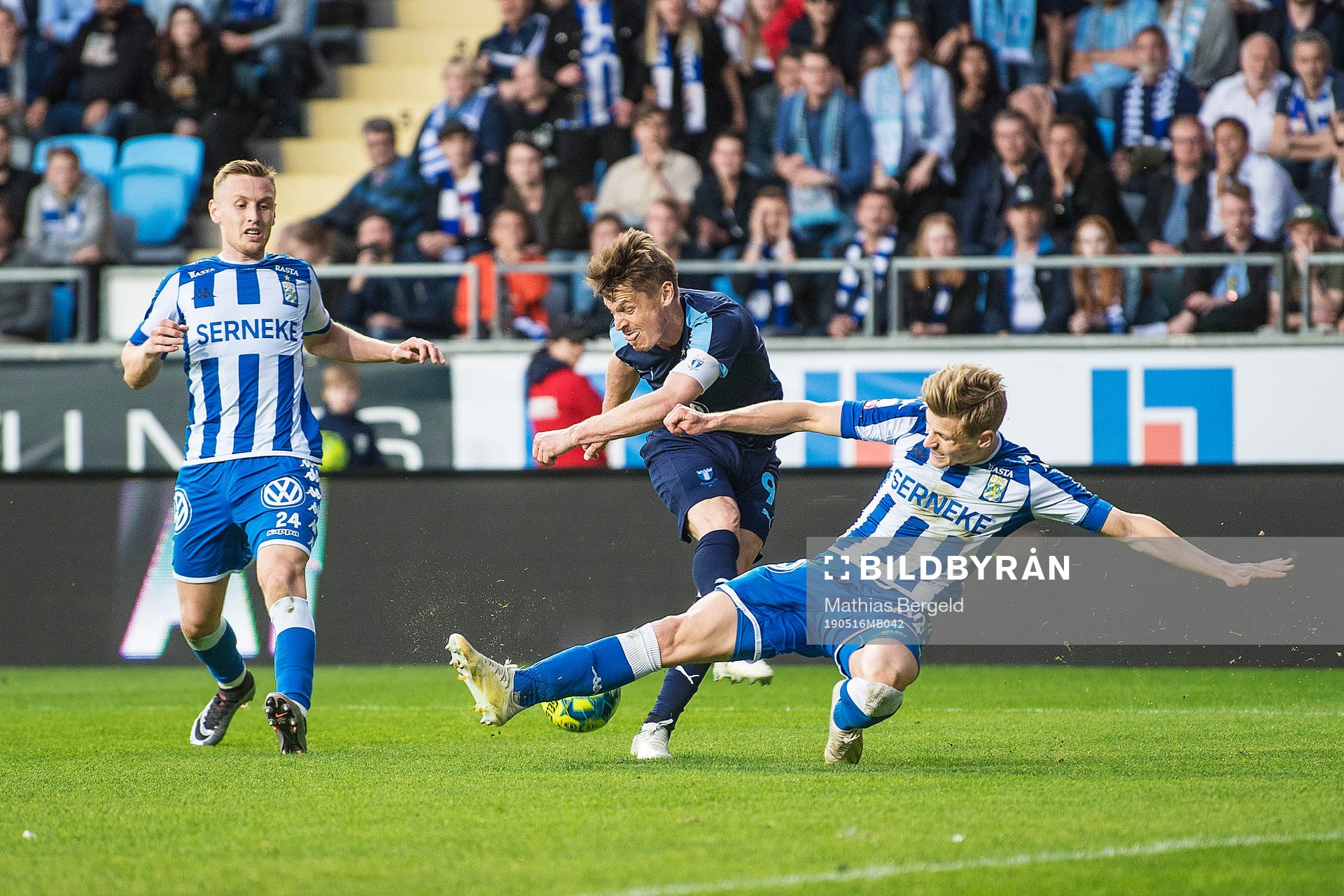 IFK Göteborgs Carl Starfelt täcker skott av Malmö FFs