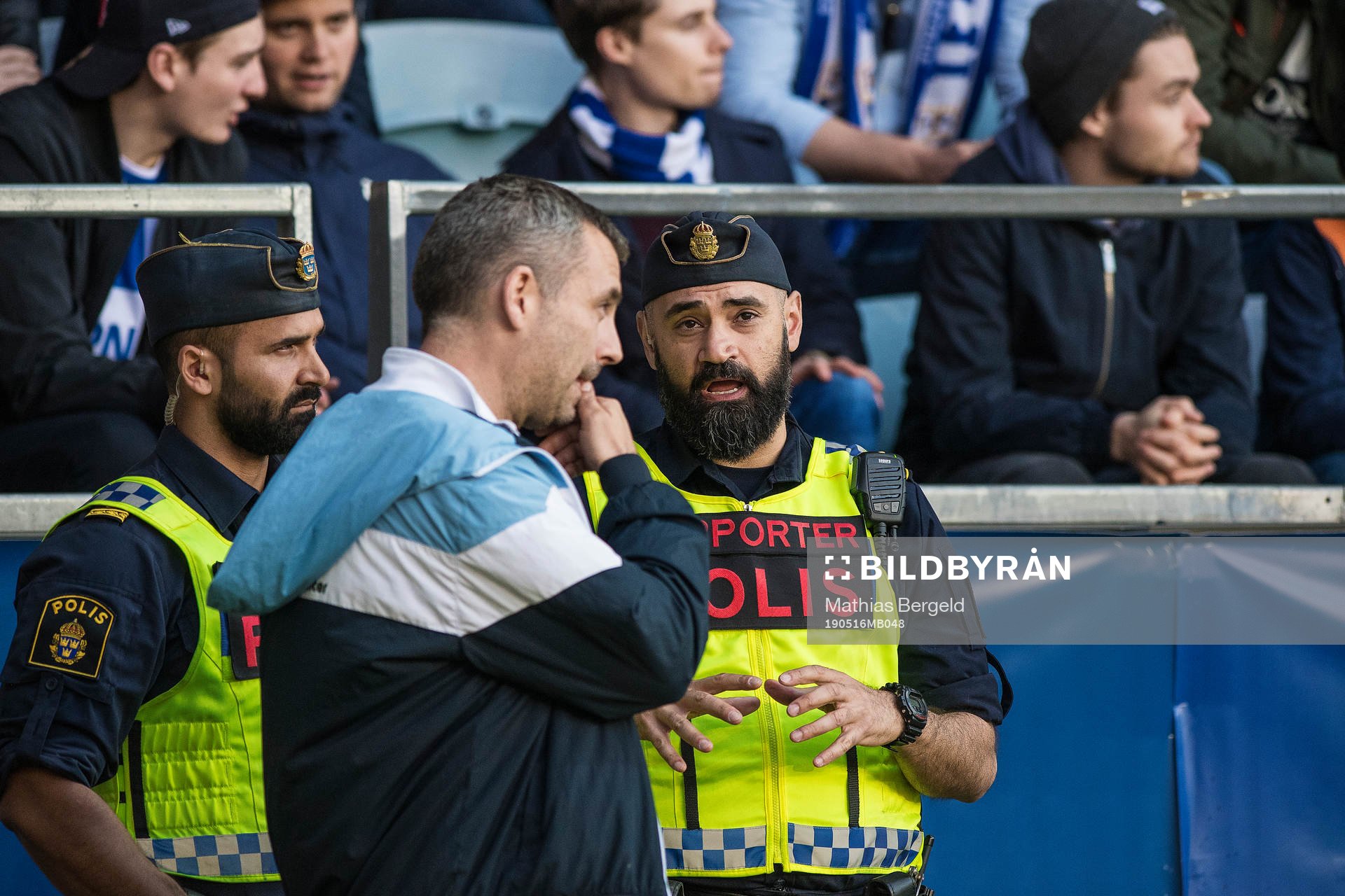 Malmö FFs SLO Pierre Nordberg pratar med polisen