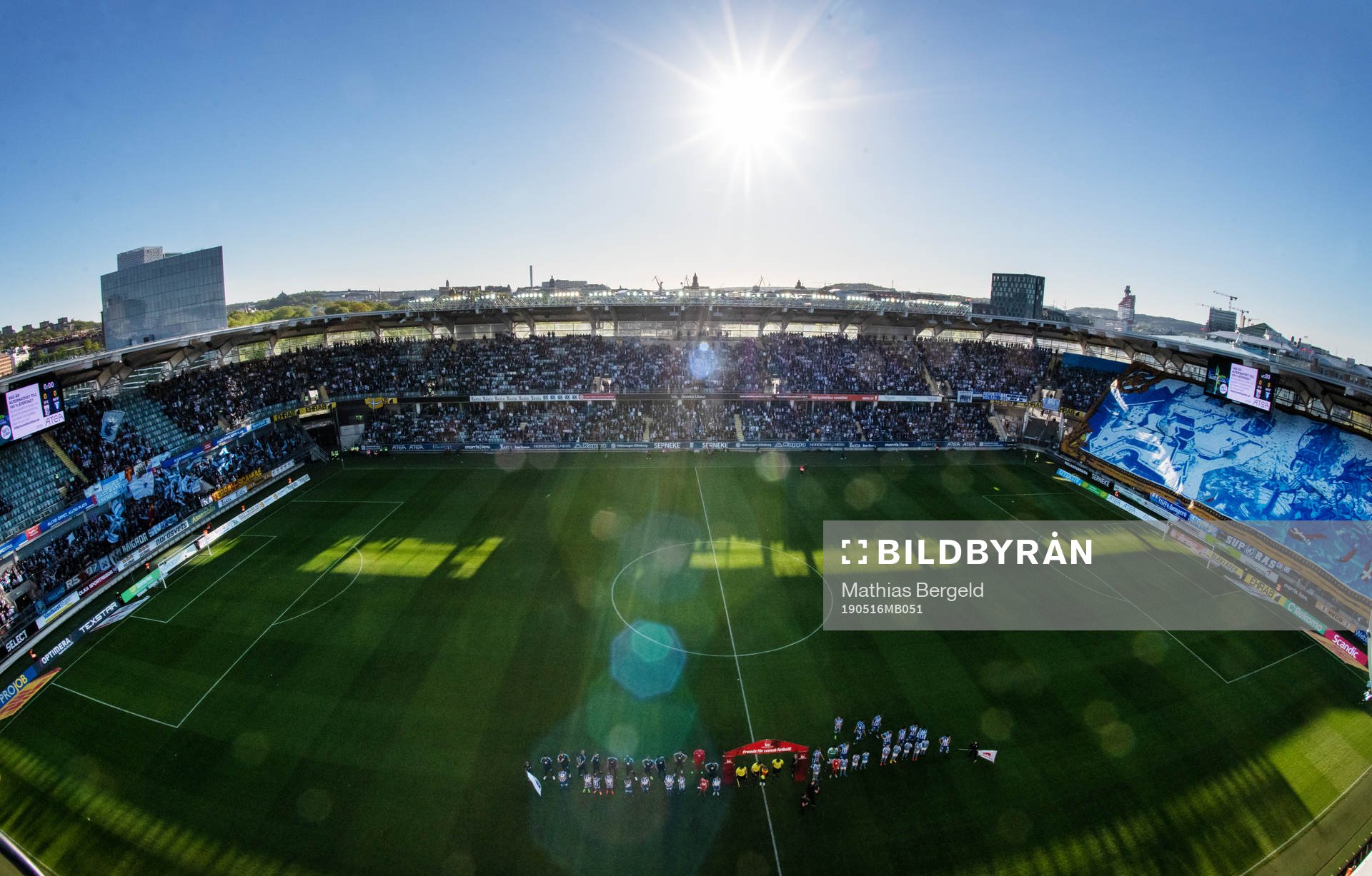 Översiktsbild över Gamla Ullevi med ett tifo från IFK