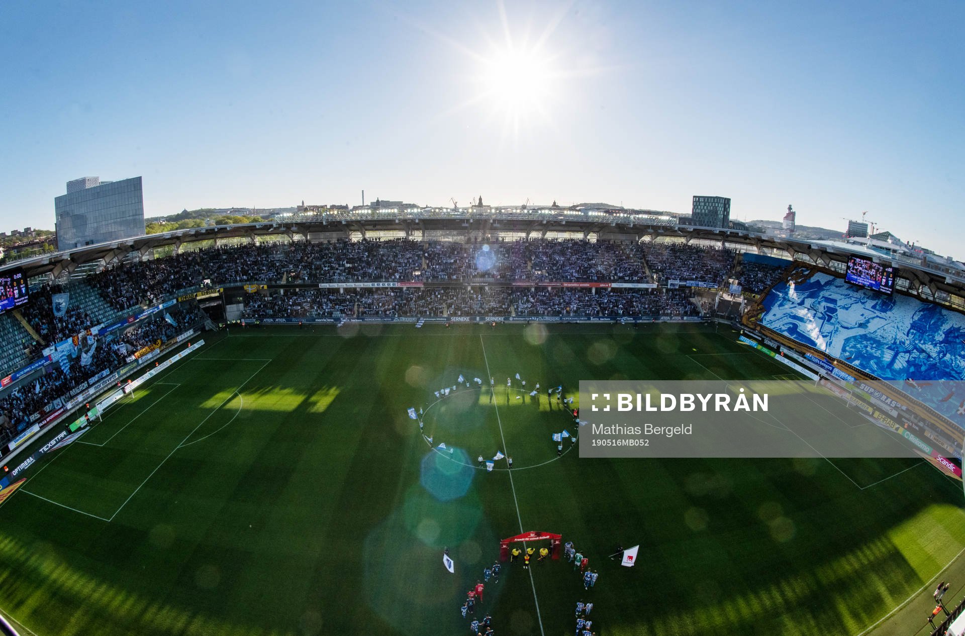 Översiktsbild över Gamla Ullevi med ett tifo från IFK