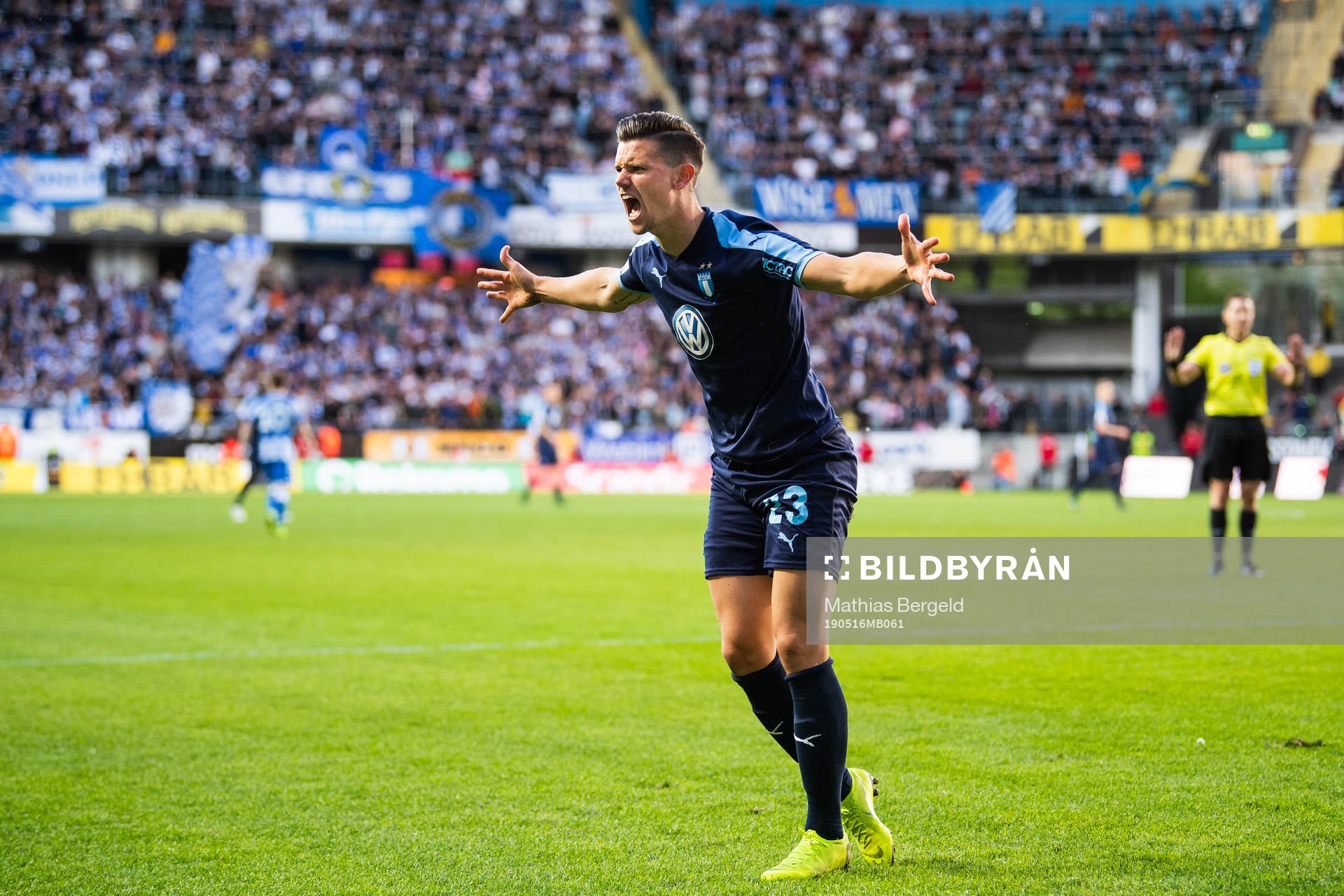 Malmö FFs Marcus Antonsson reagerar mot domaren