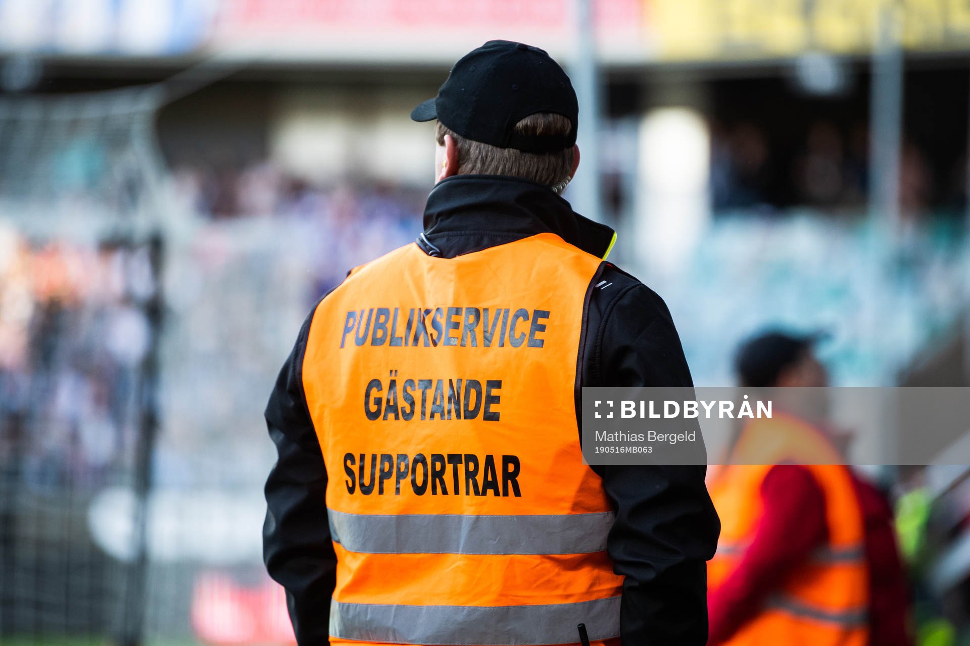 Publikservice för gästande supportrar med orange väst