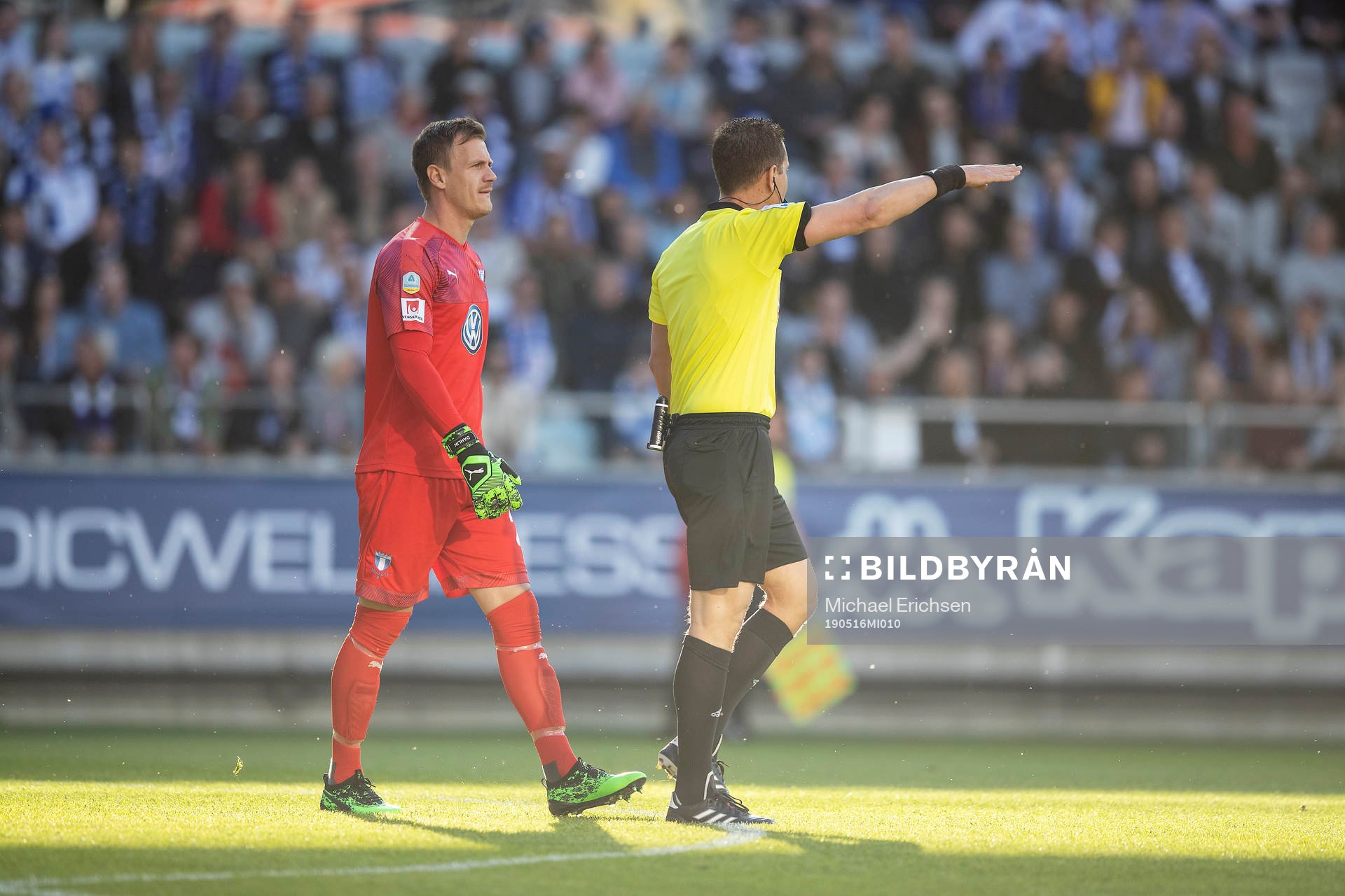 Malmö FFs målvakt Johan Dahlin ser hur Domare Stojan