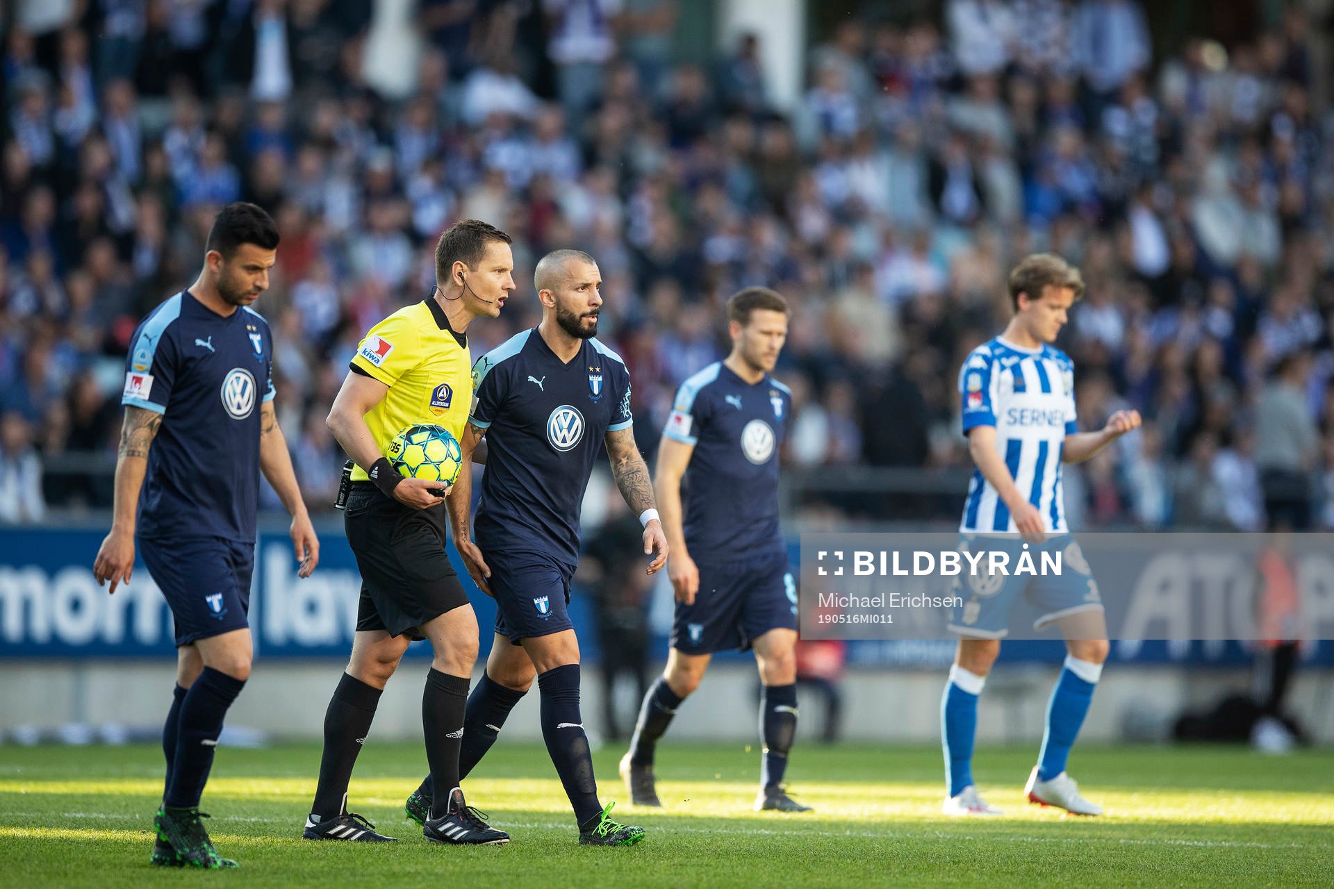 Malmö FFs Guillermo Molins ser hur domare Stojan Lukic