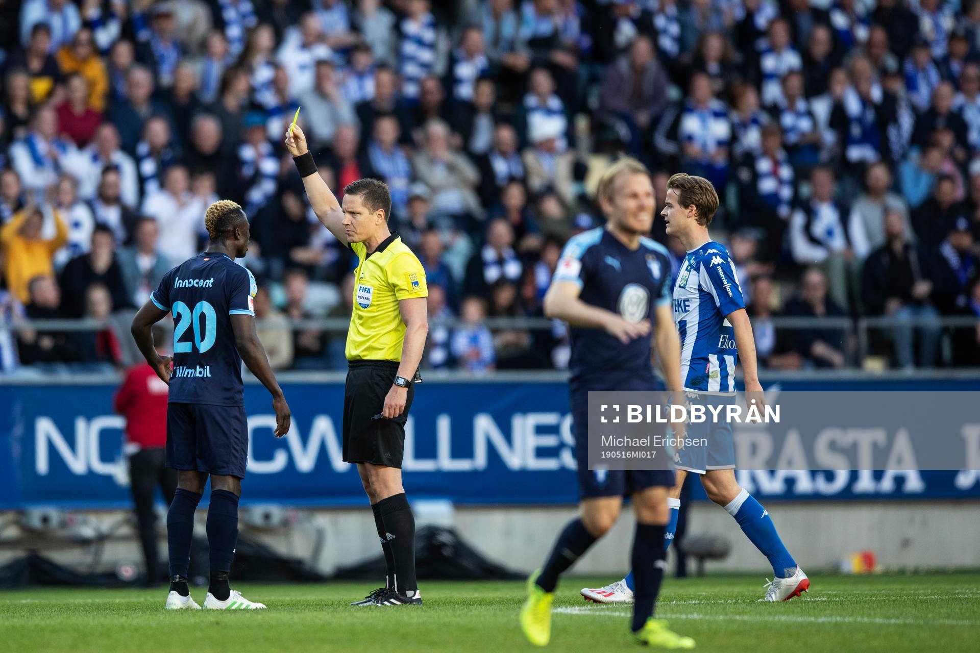 Malmö FFs Bonke Innocent tilldelas ett gult kort av domare