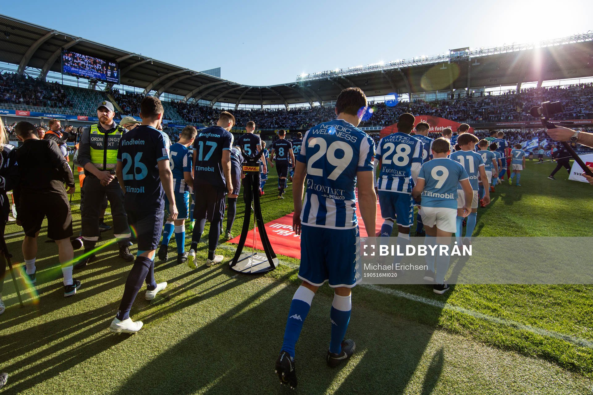 Lagen på väg ut för line up innan fotbollsmatchen i