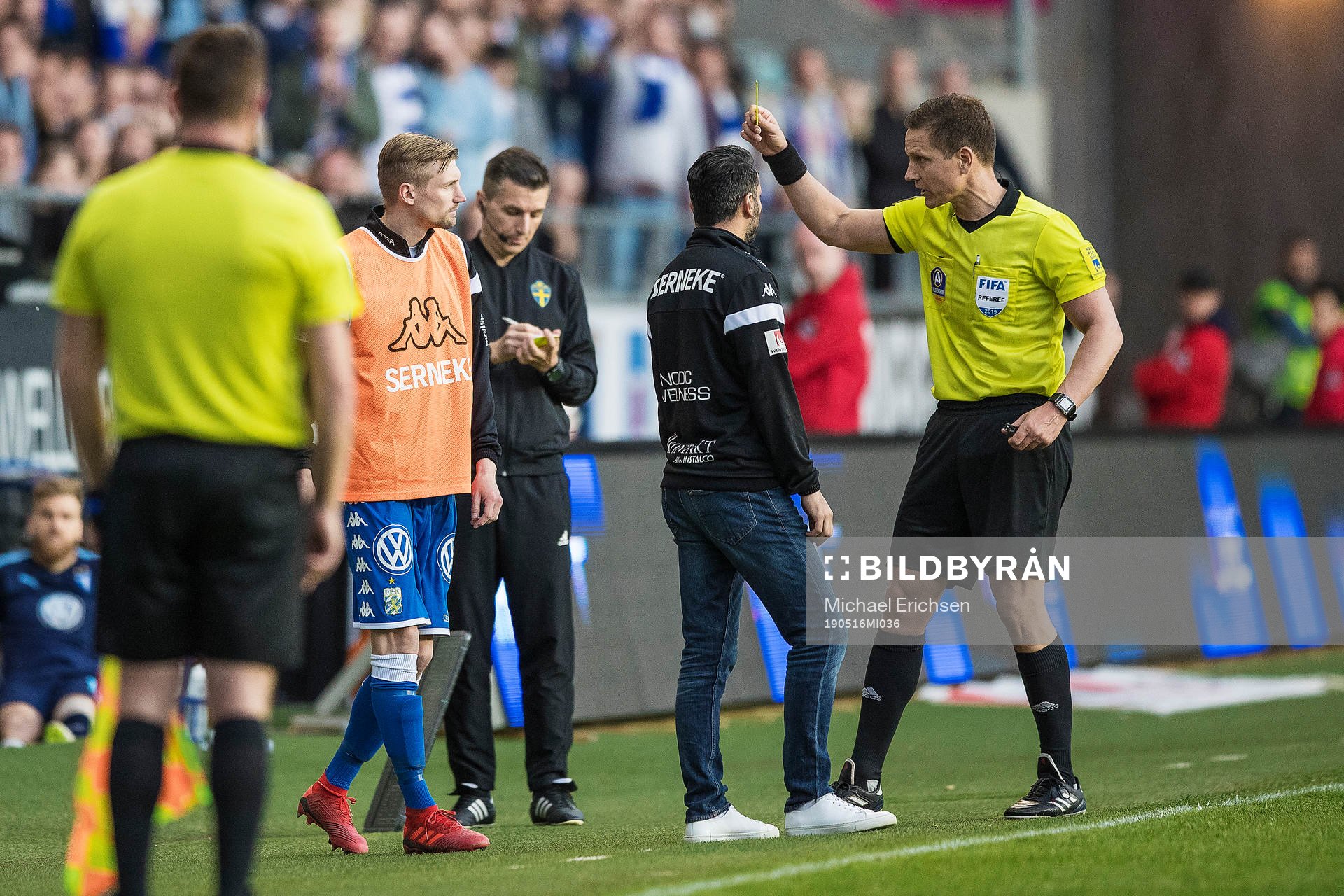 IFK Göteborgs Sebastian Eriksson får en varning från