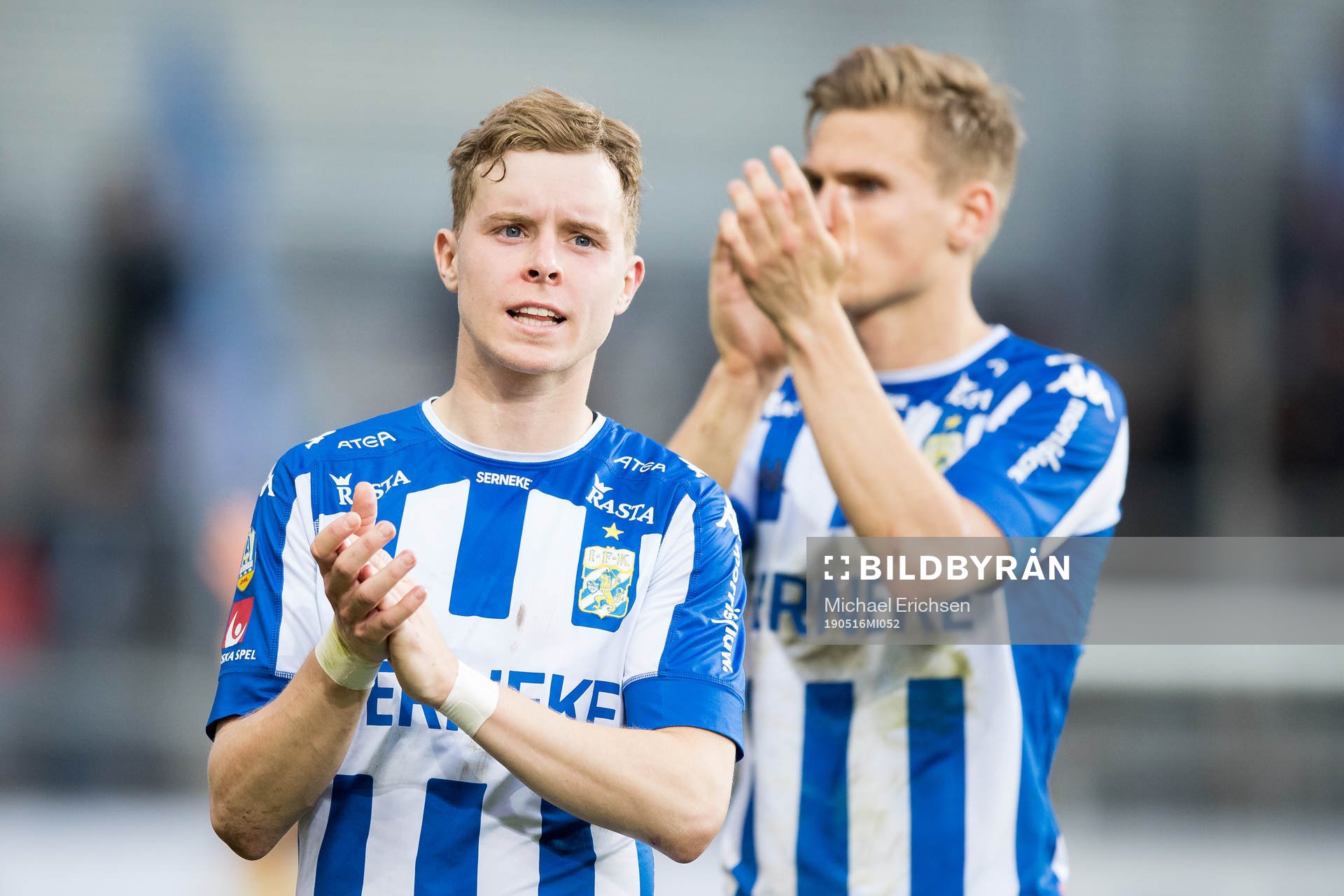 IFK Göteborgs Victor Wernersson och Carl Starfelt tackar publiken efter fotbollsmatchen i allsvenskan mellan IFK Göteborg och Malmö FF den 16 maj 2019 i Göteborg.