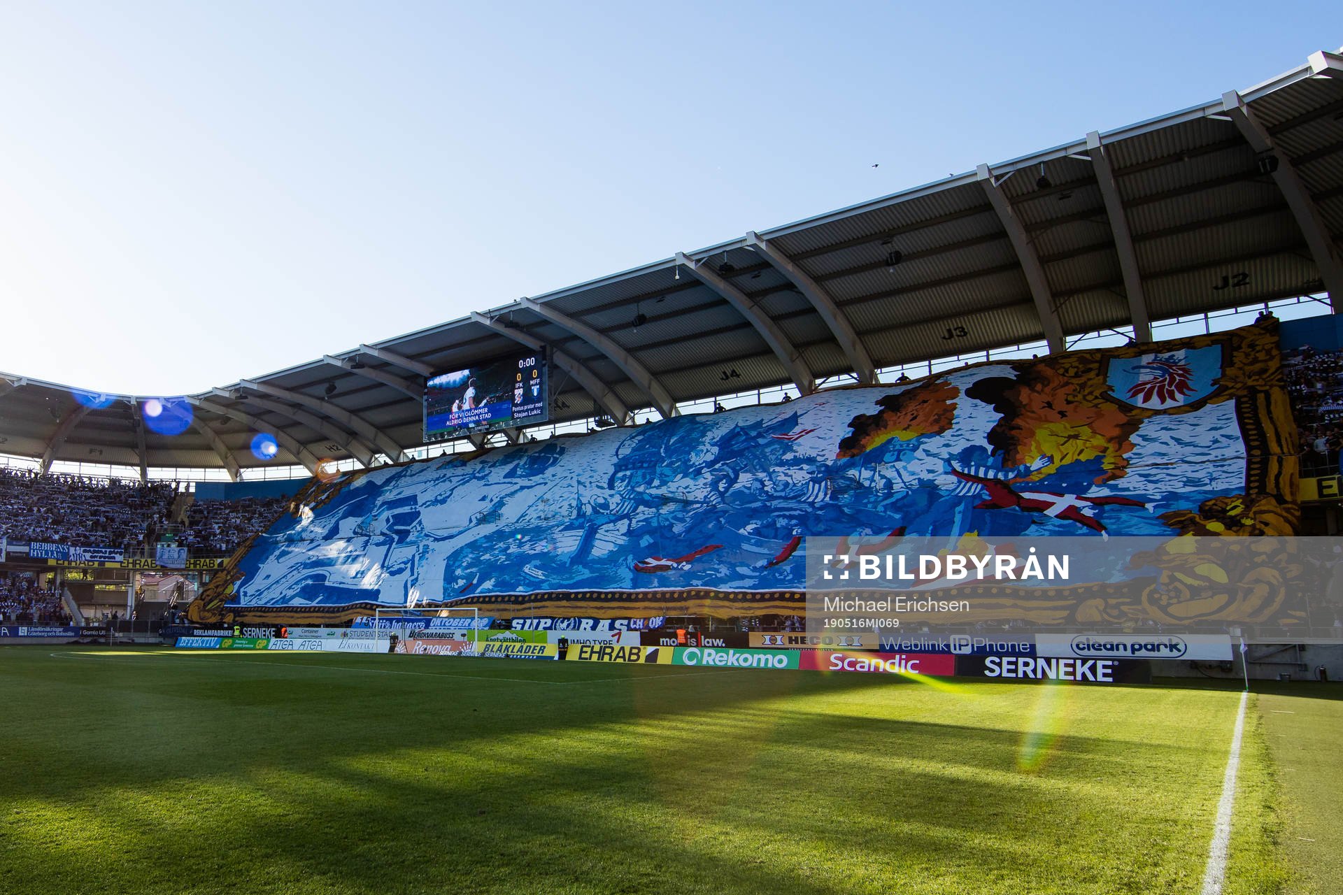 IFK Göteborgs klack med ett Tifo innan fotbollsmatchen i