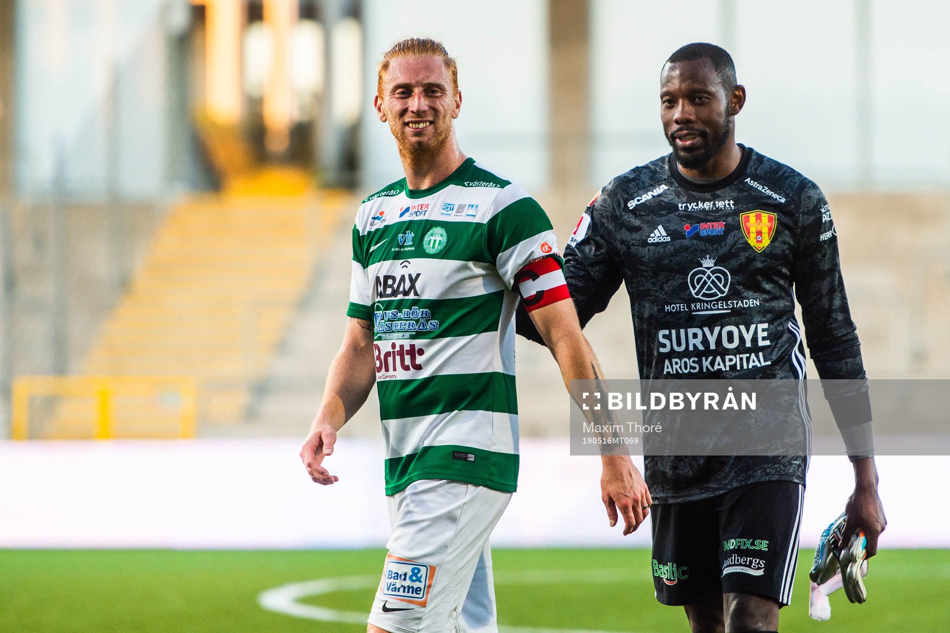 Västerås Calle Svensson och  Syrianskas målvakt Dwayne