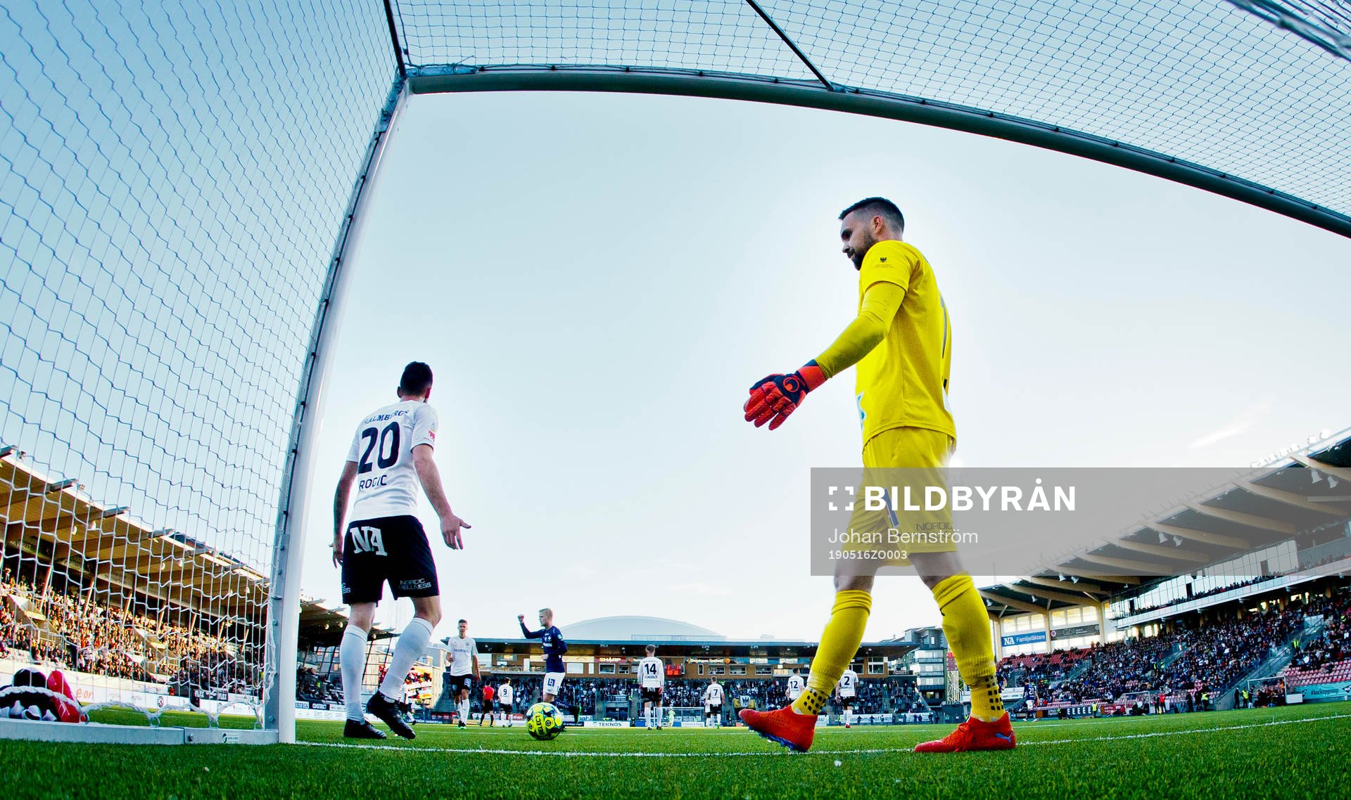Örebros Filip Rogic och målvakt Oscar Jansson deppar