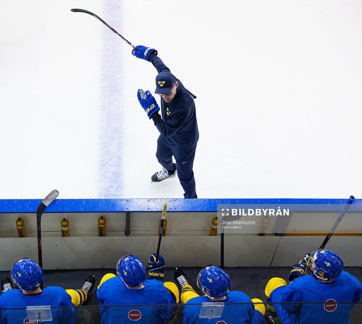 Assistant coach Peter Popovic of Sweden gives instructions