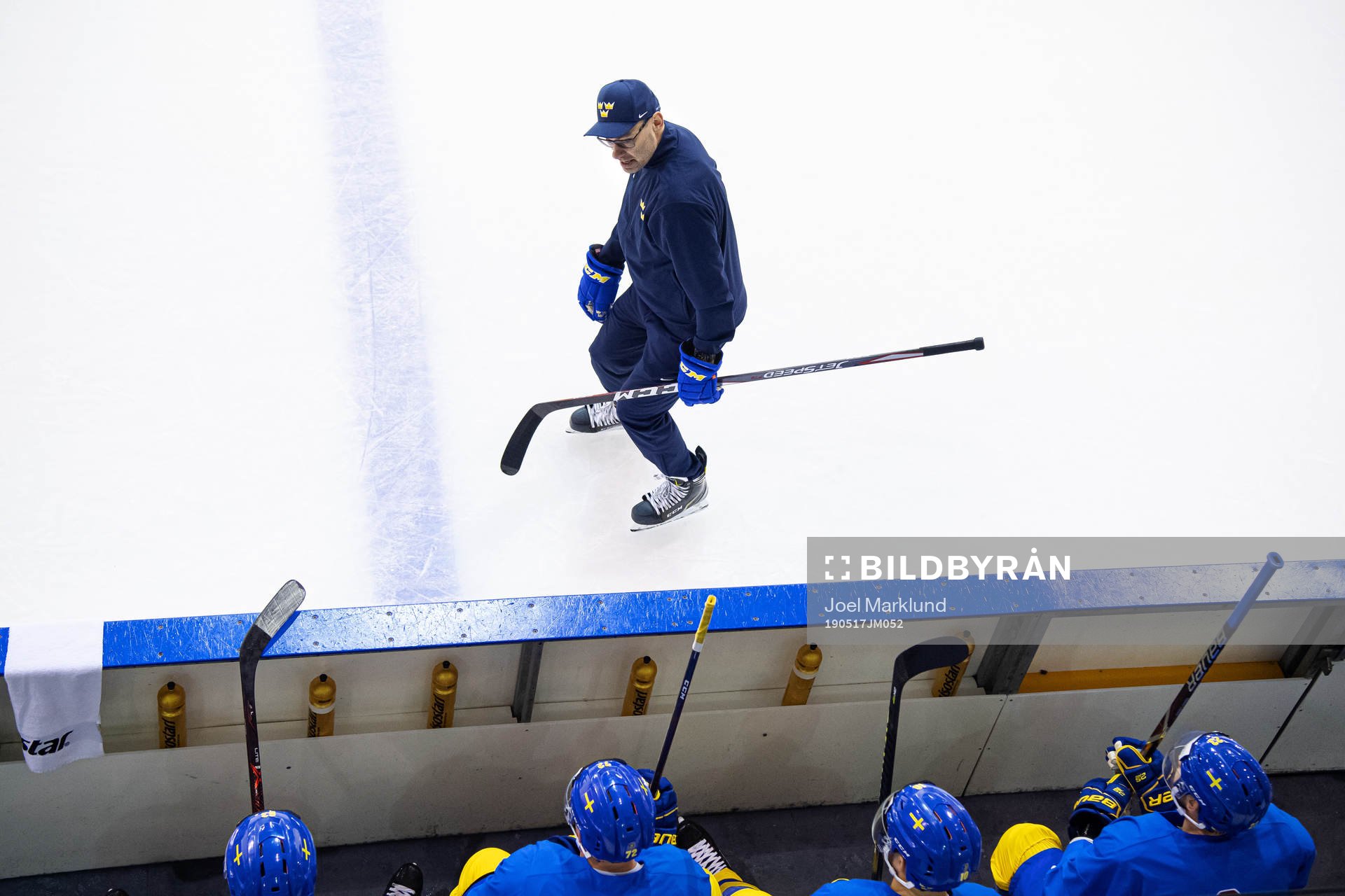 Assistant coach Peter Popovic of Sweden gives instructions