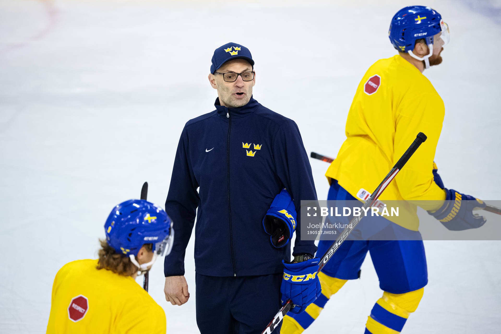 Assistant coach Peter Popovic of Sweden at a practice