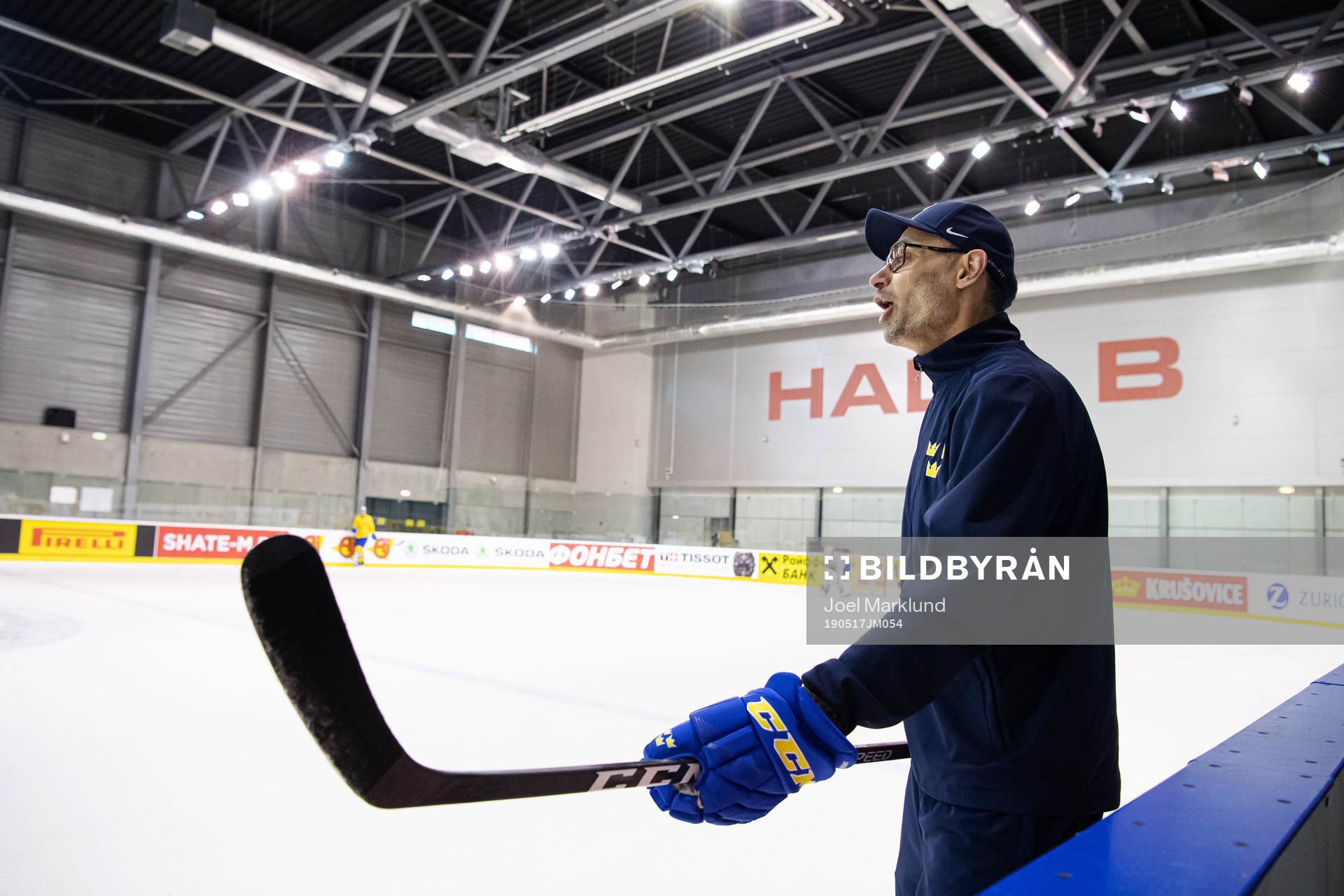 Assistant coach Peter Popovic of Sweden at a practice