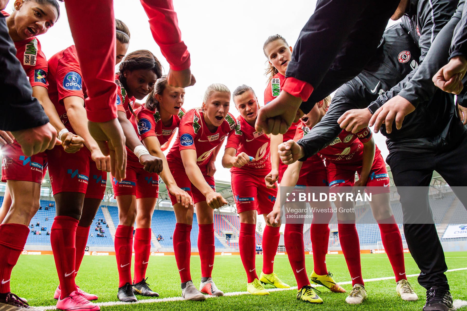 Emilie Nautnes of Arna-Bjørnar with teammates