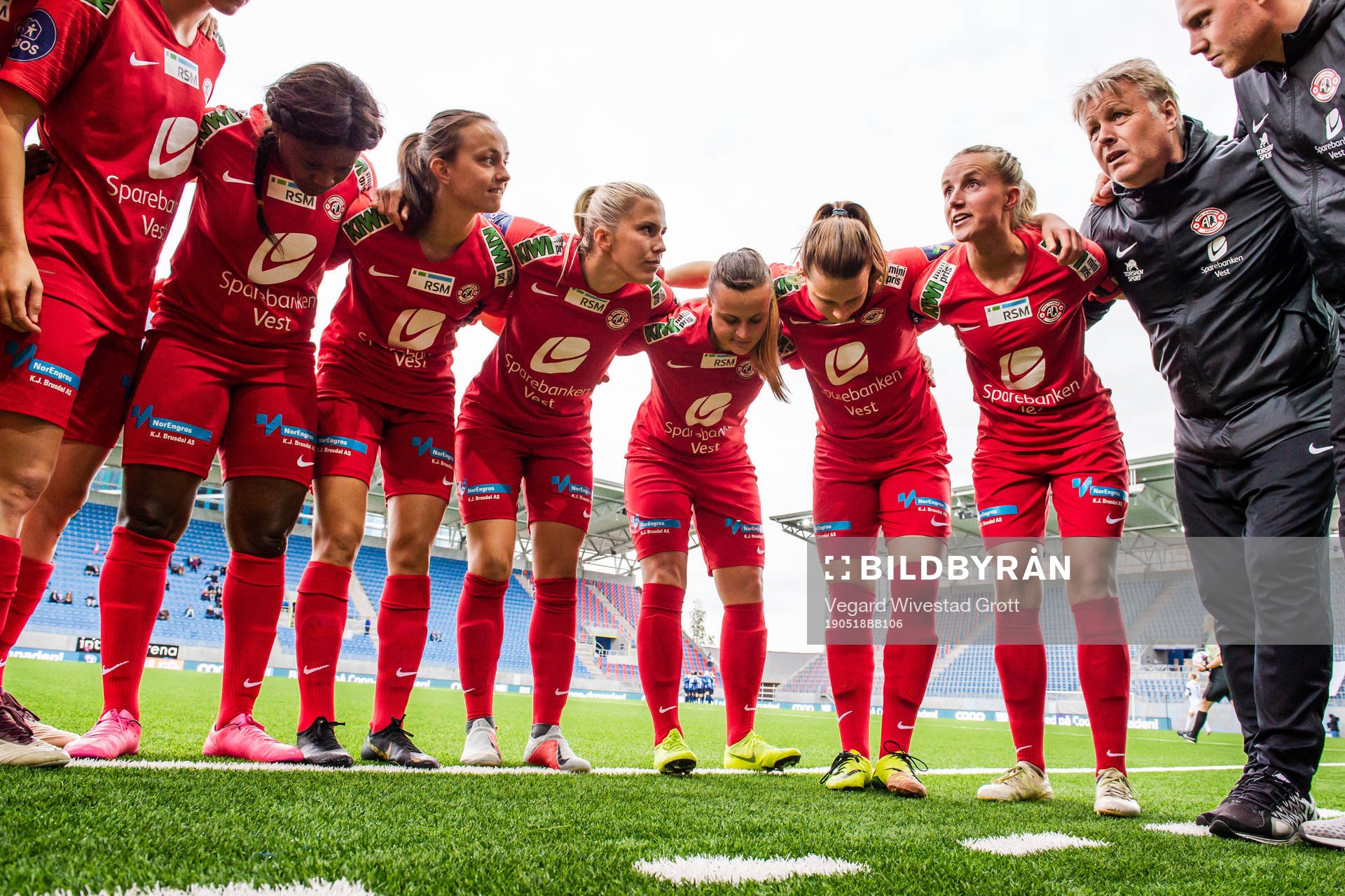 Helene Gloppen of Arna-Bjørnar with teammates