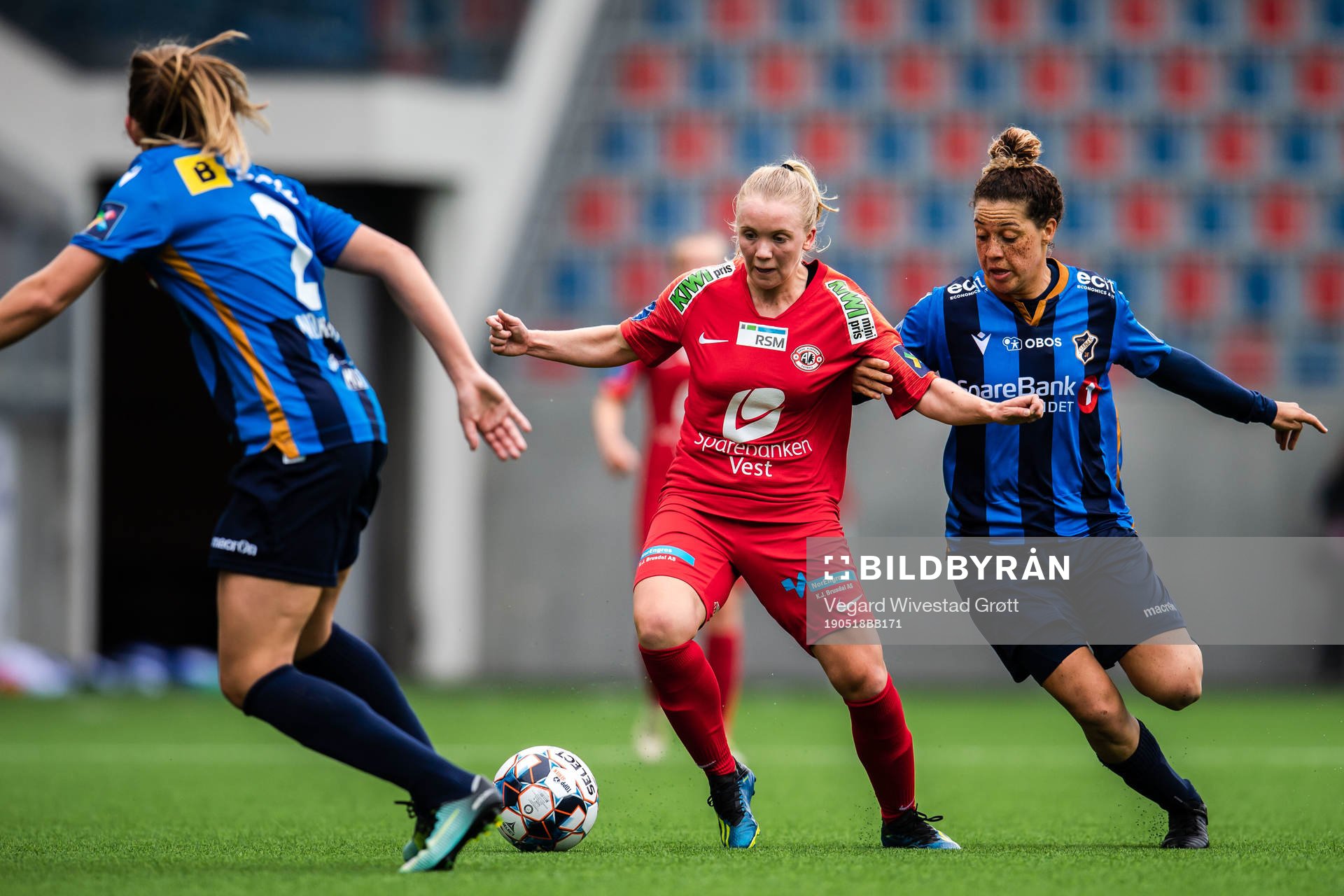 Andrine Mo of Arna-Bjørnar and Chinyelu Asher of Stabæk