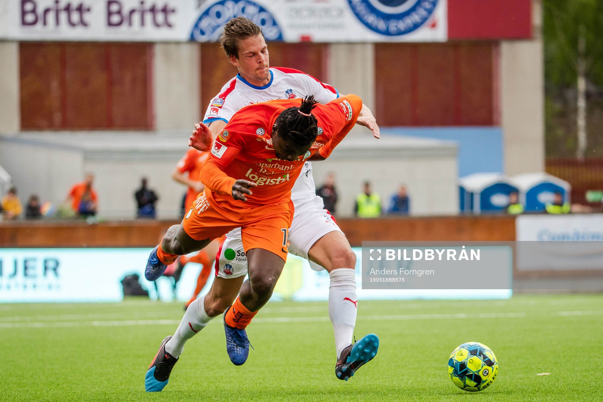 AFC Eskilstunas Samuel Nnamani och Helsingborgs Fredrik