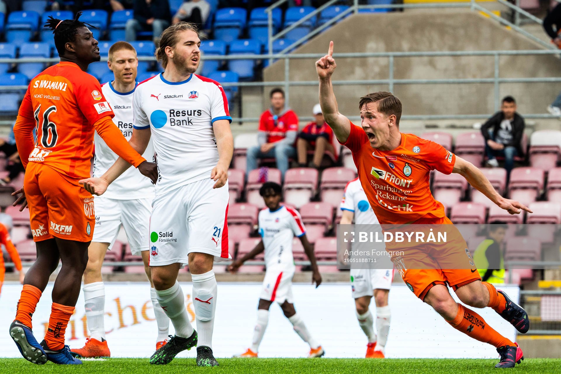 AFC Eskilstunas Gustav Jarl jublar