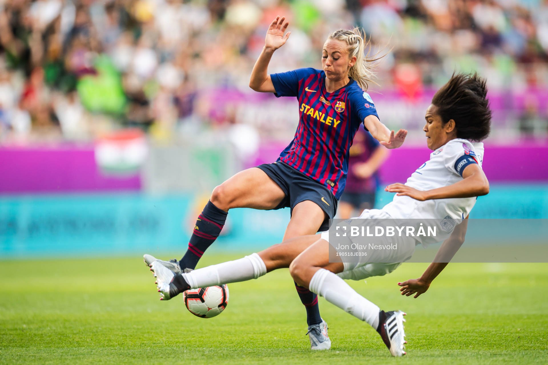 Toni Duggan of Barcelona and Wendie Renard of Lyon
