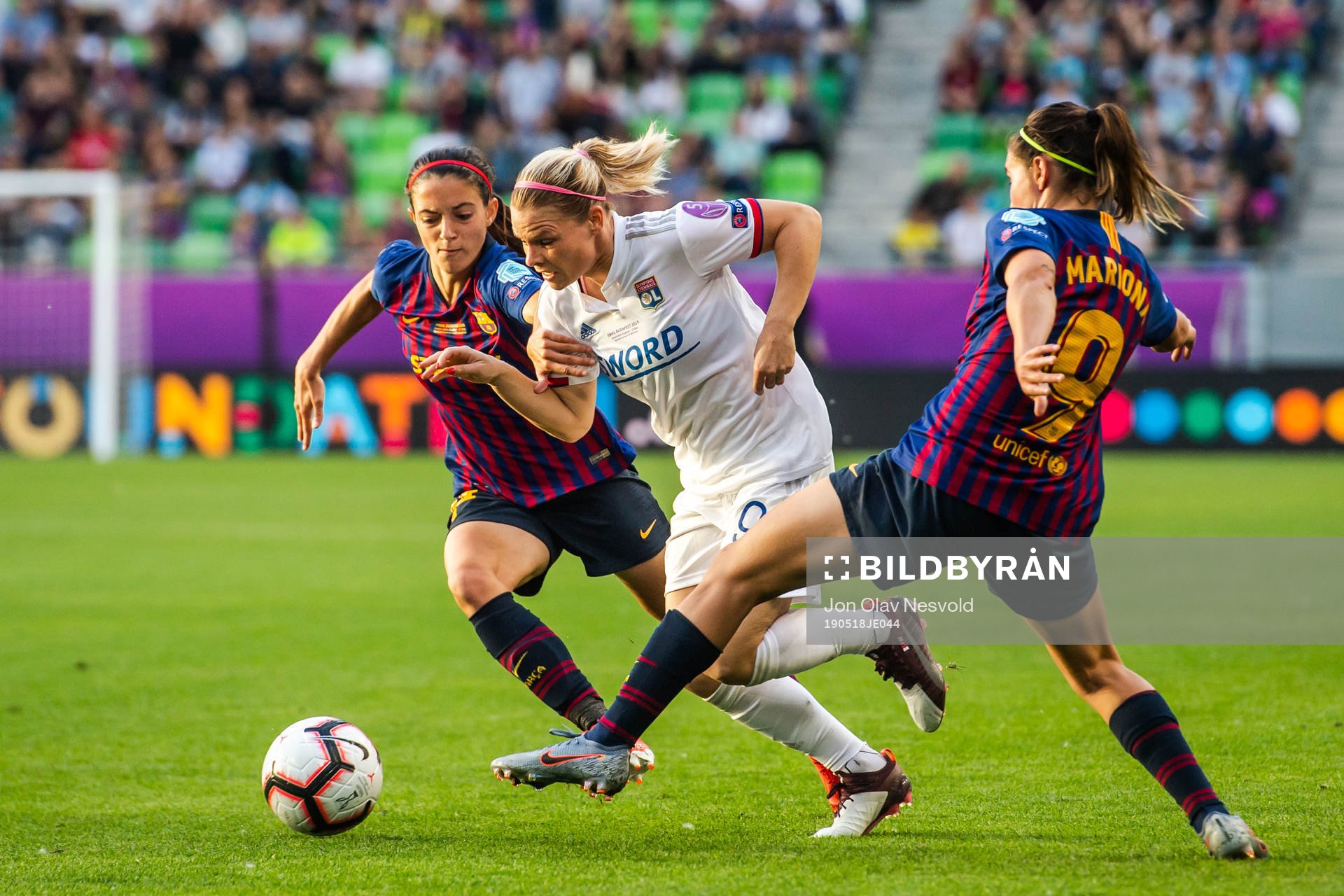 Aitana and Mariona of Barcelona agains Eugénie Le Sommer