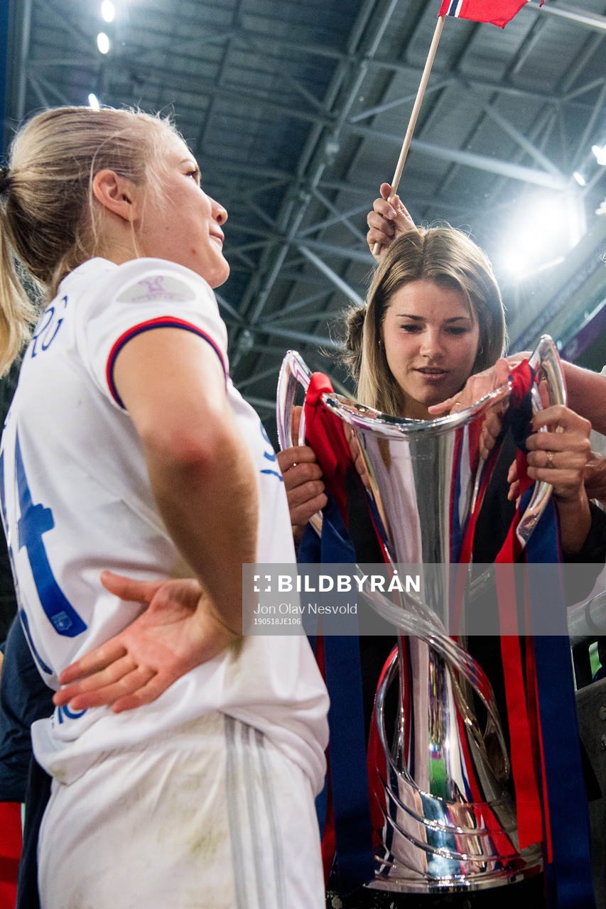 Ada Hegerberg of Lyon celebrates with her sister Andrine