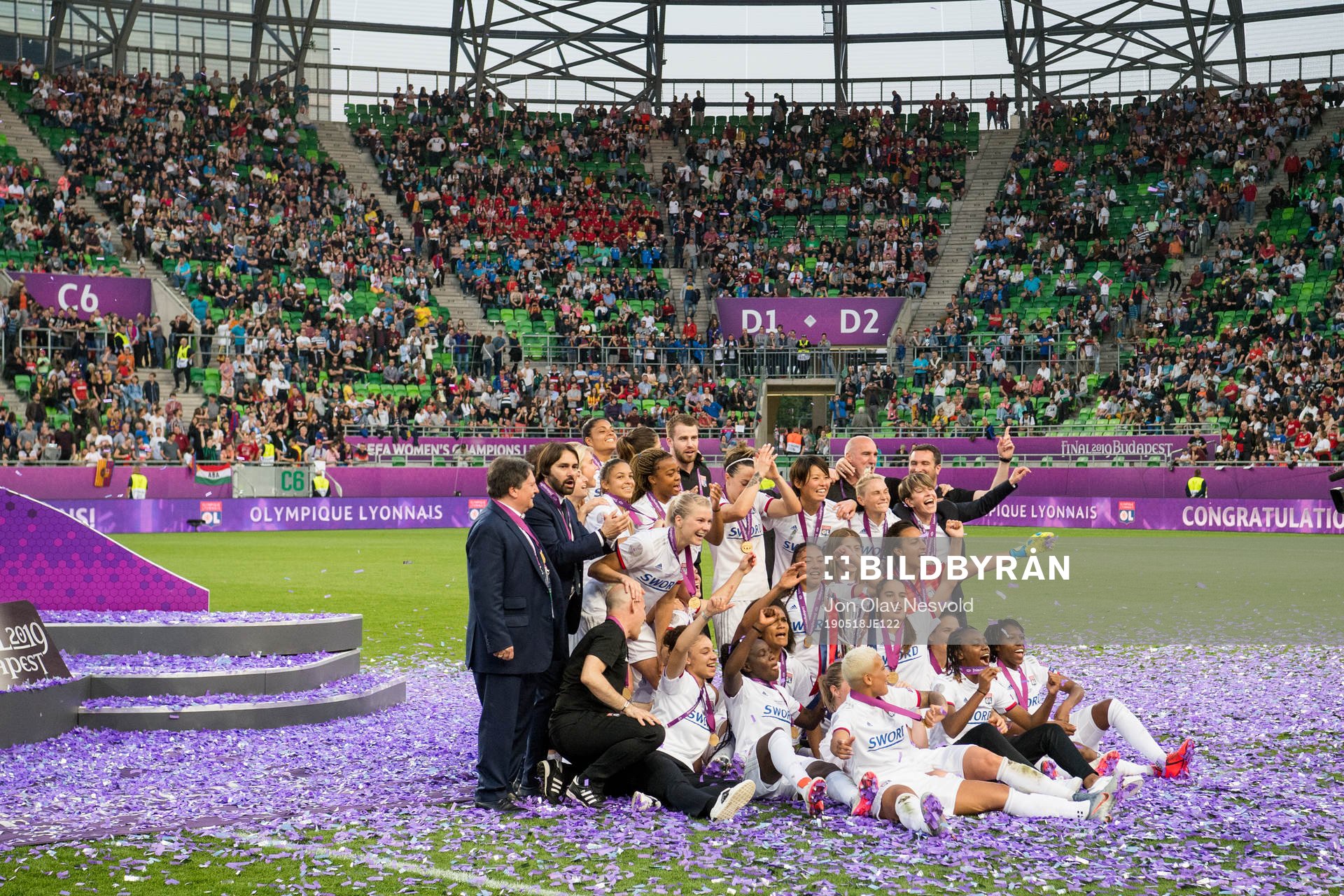 The players of Lyon celebrate