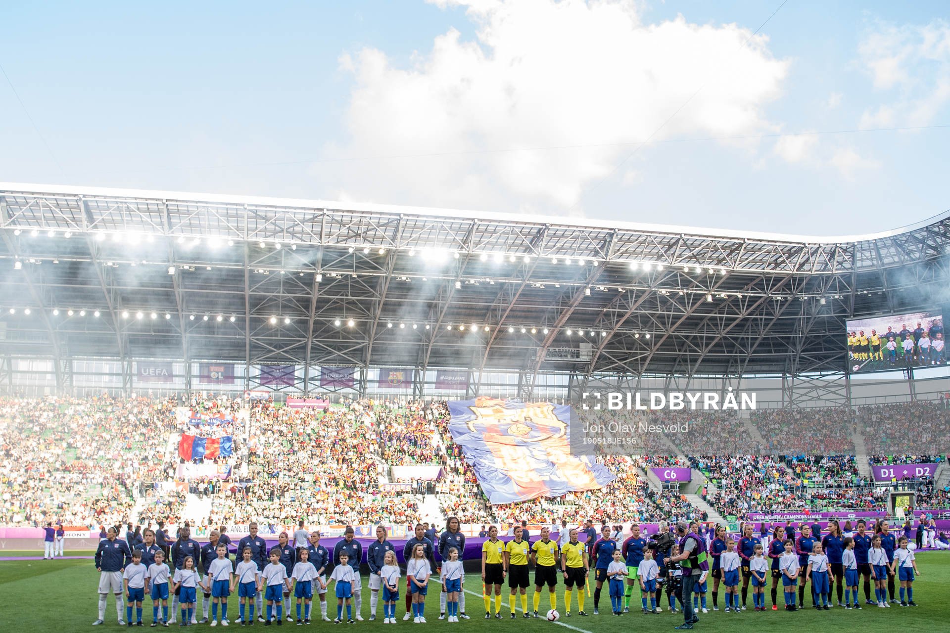 The players line up