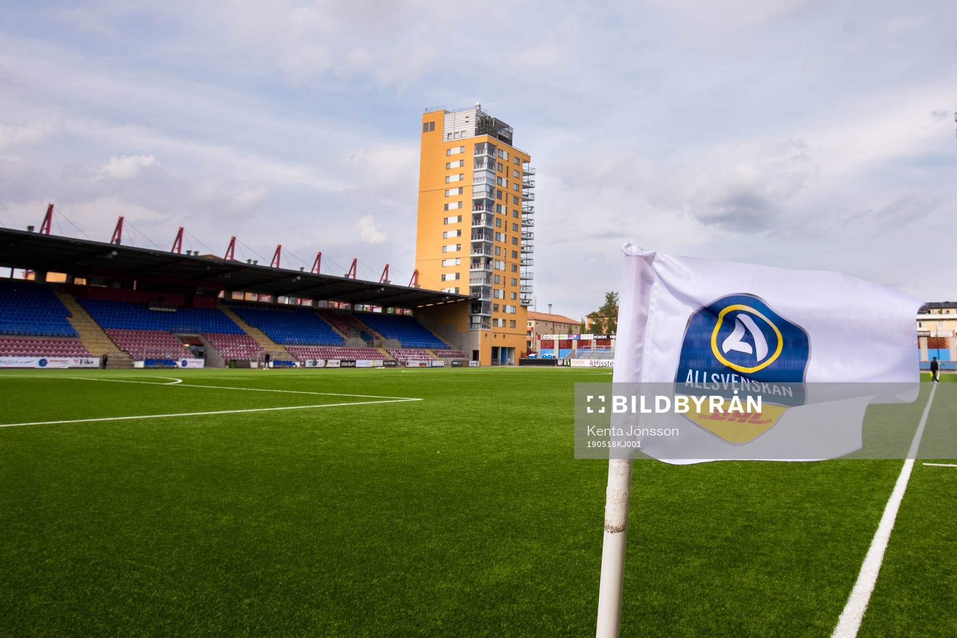 En hörnflagga med Allsvenskans logotyp på Tunavallen