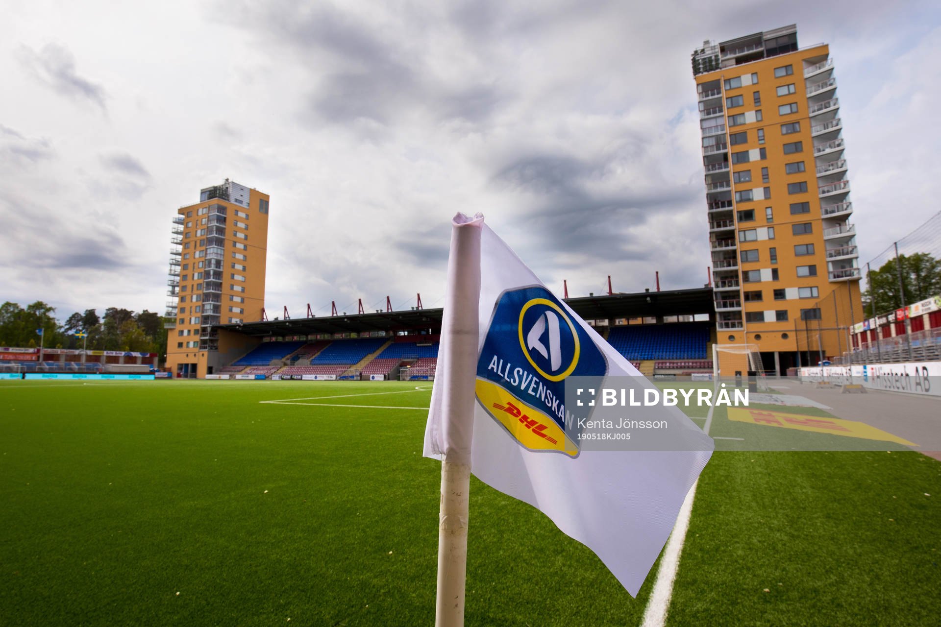 En hörnflagga med Allsvenskans logotyp på Tunavallen