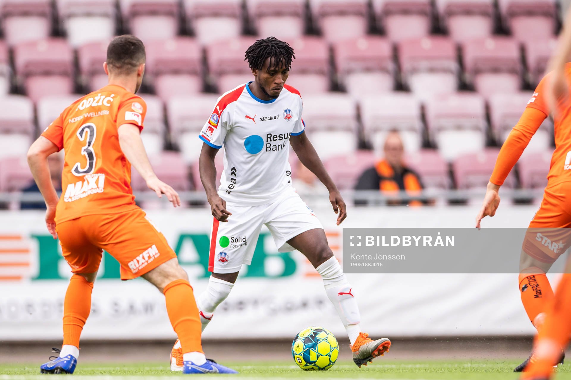 Helsingborgs Mamudu Moro och AFC Eskilstunas Kadir Hodzic