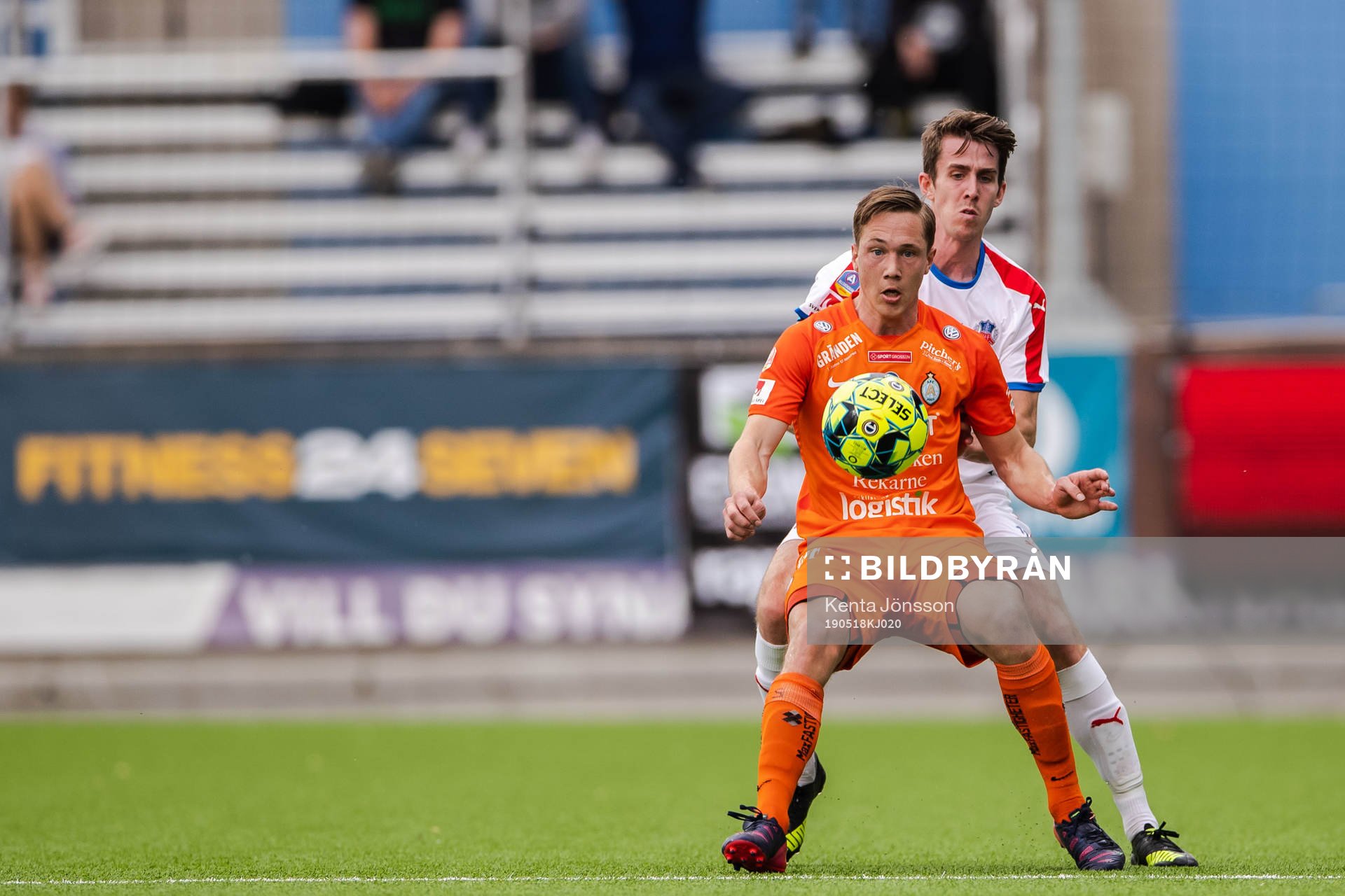 AFC Eskilstunas Gustav Jarl och Helsingborgs Adam Eriksson