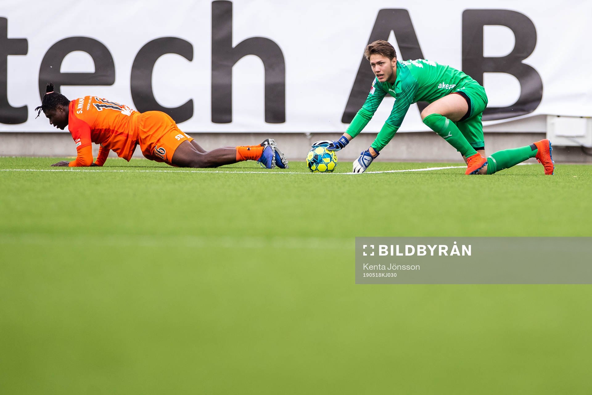 Helsingborgs målvakt Kalle Joelsson och AFC Eskilstunas