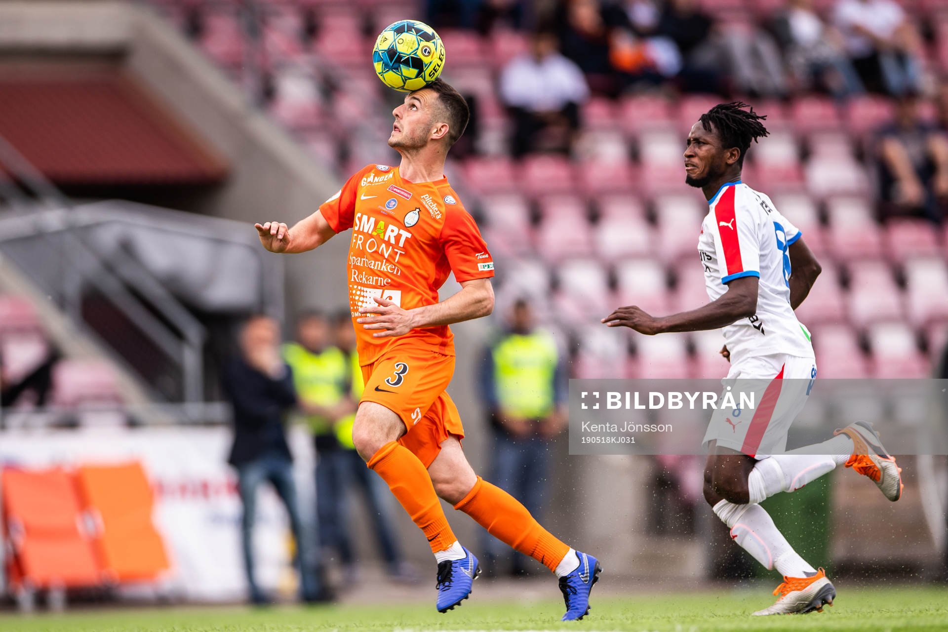 AFC Eskilstunas Kadir Hodzic och Helsingborgs Mamudu Moro