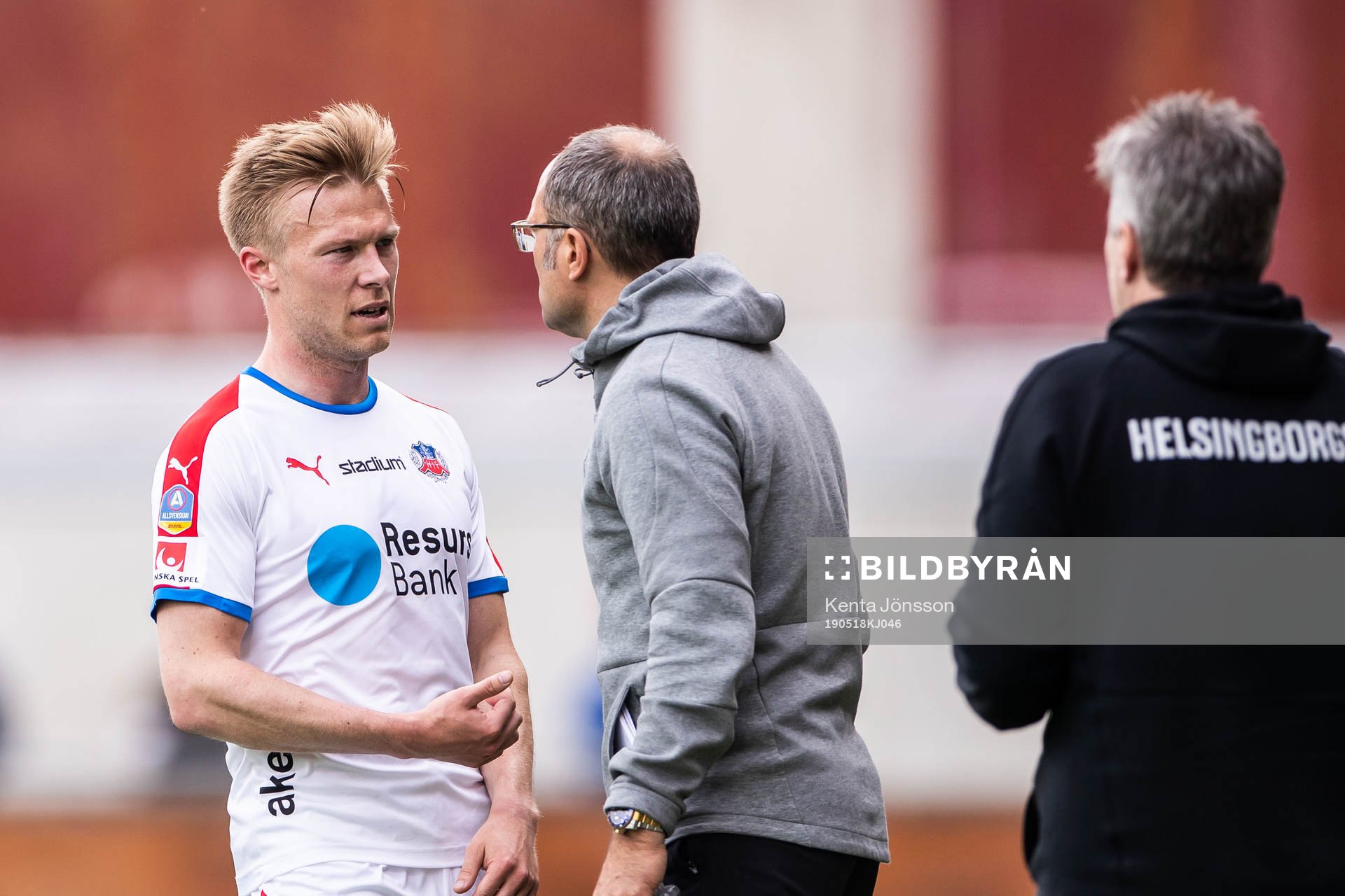 Helsingborgs Andreas Landgren i samtal med tränare Per-Ola