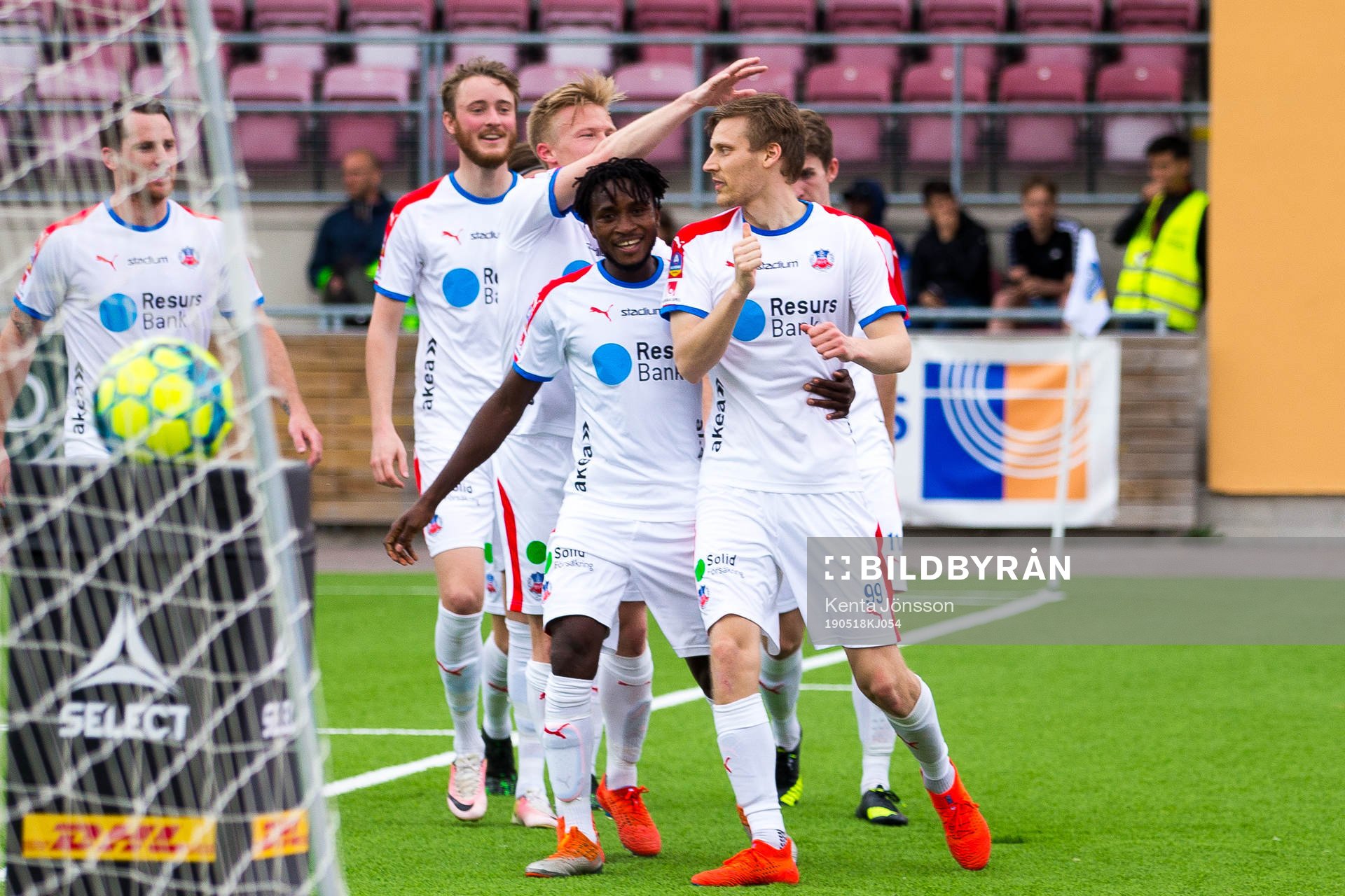 Helsingborgs Andri Bjarnason jublar med Mamudu Moro och