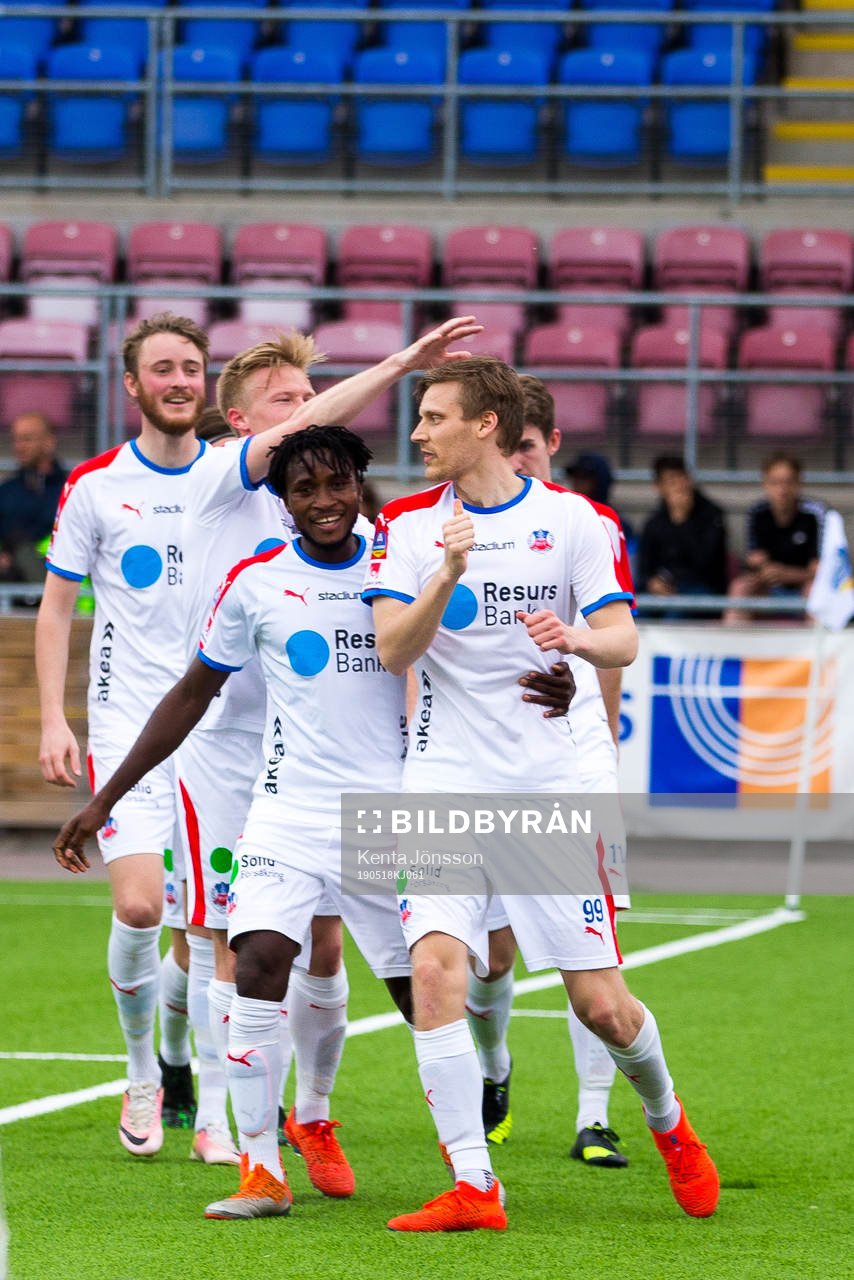 Helsingborgs Andri Bjarnason jublar med Mamudu Moro och